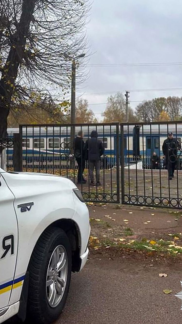 Bei einer schweren Explosion am Bahnhof der nordukrainischen Stadt Owrutsch sind vier Menschen ums Leben gekommen, zwölf weitere wurden verletzt.