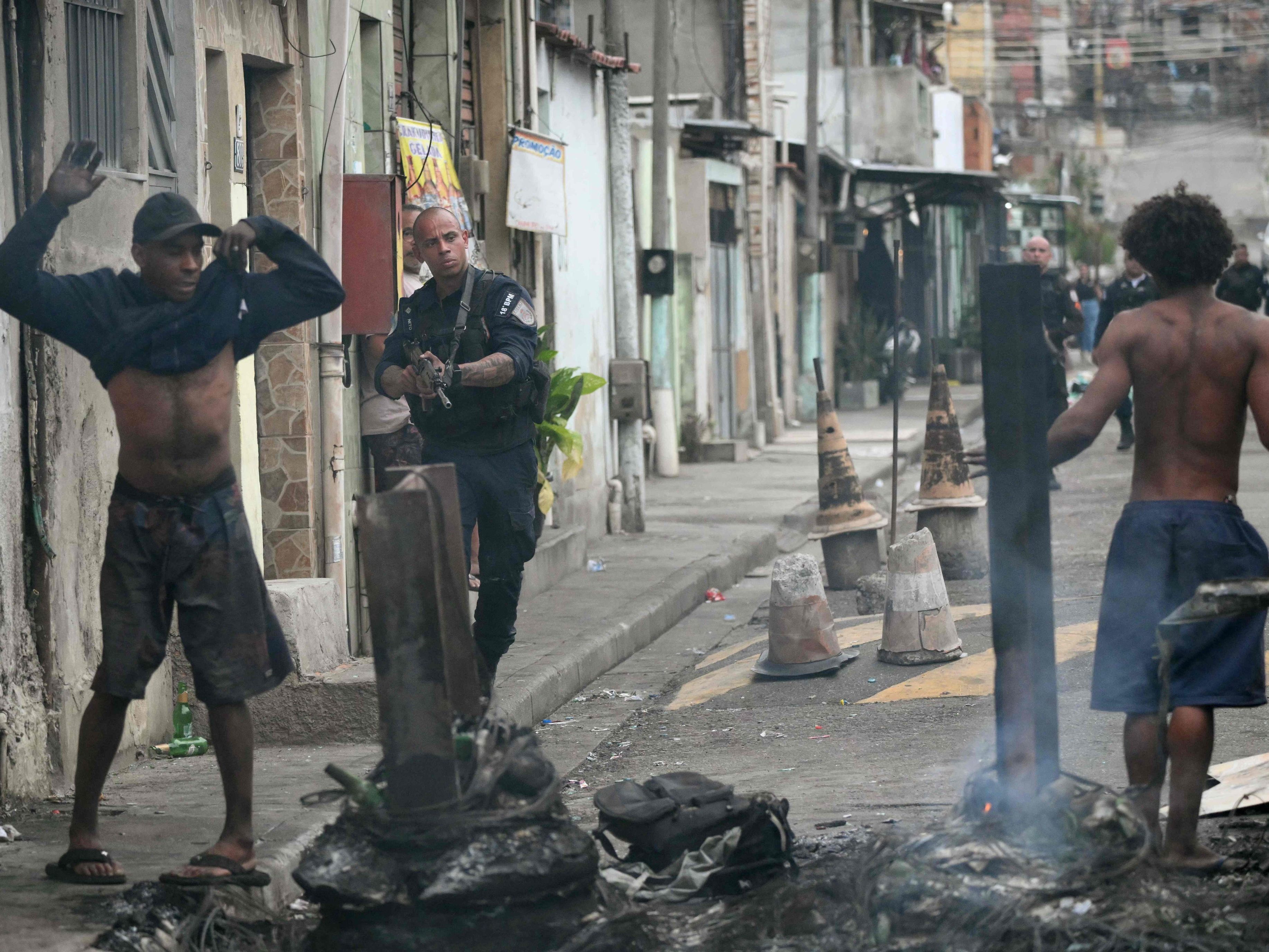 64 Personen starben bei einer Drogen-Razzia in Rio de Janeiro. 64 Personen starben bei einer Drogen-Razzia in Rio de Janeiro.