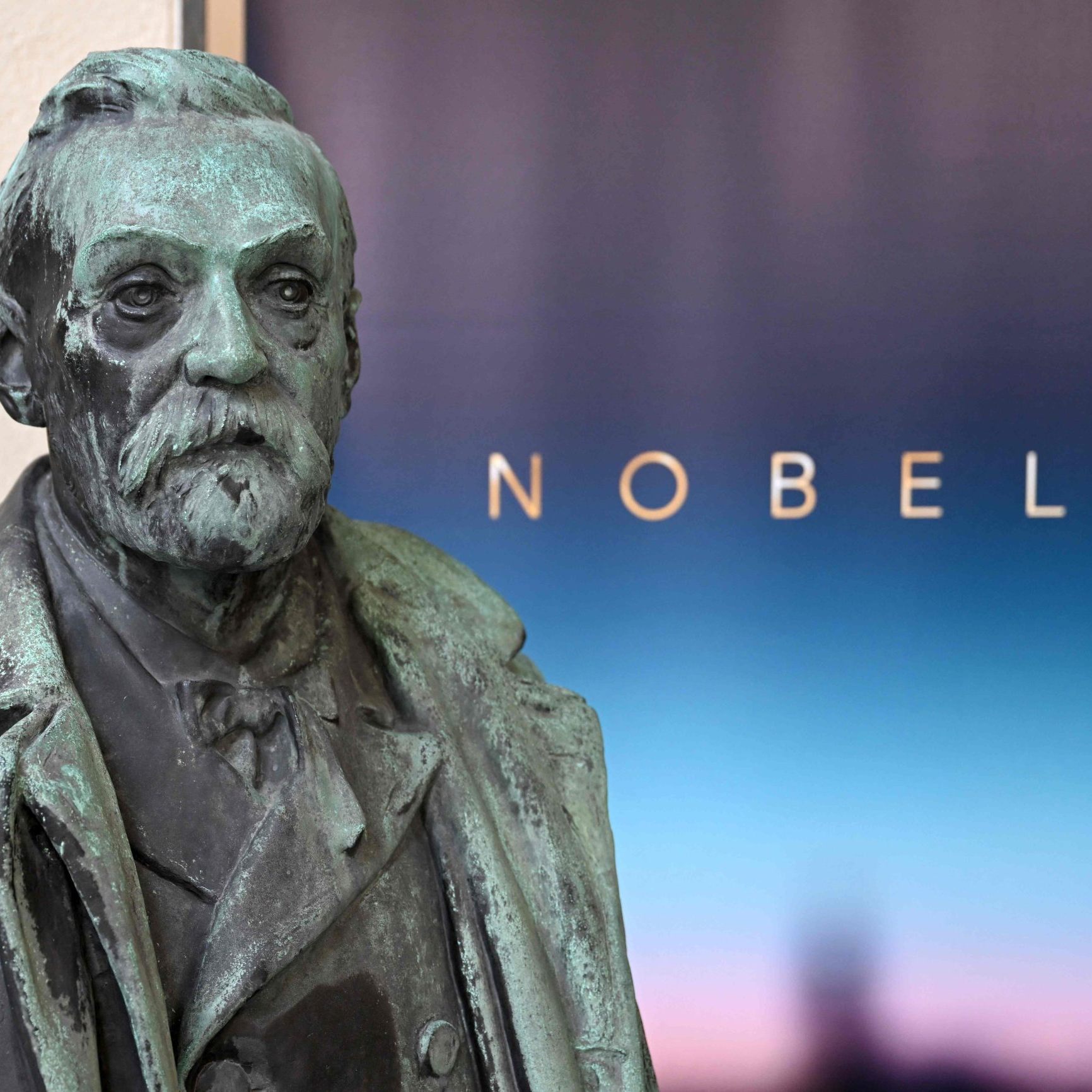 Eine Büste des schwedischen Chemikers, Erfinders und Unternehmers Alfred Nobel, Gründer und Namensgeber der Nobelpreise, aufgenommen am 6. Oktober 2025 am Karolinska-Institut in Stockholm, Schweden, vor der Bekanntgabe des diesjährigen Nobelpreisträgers für Physiologie oder Medizin.