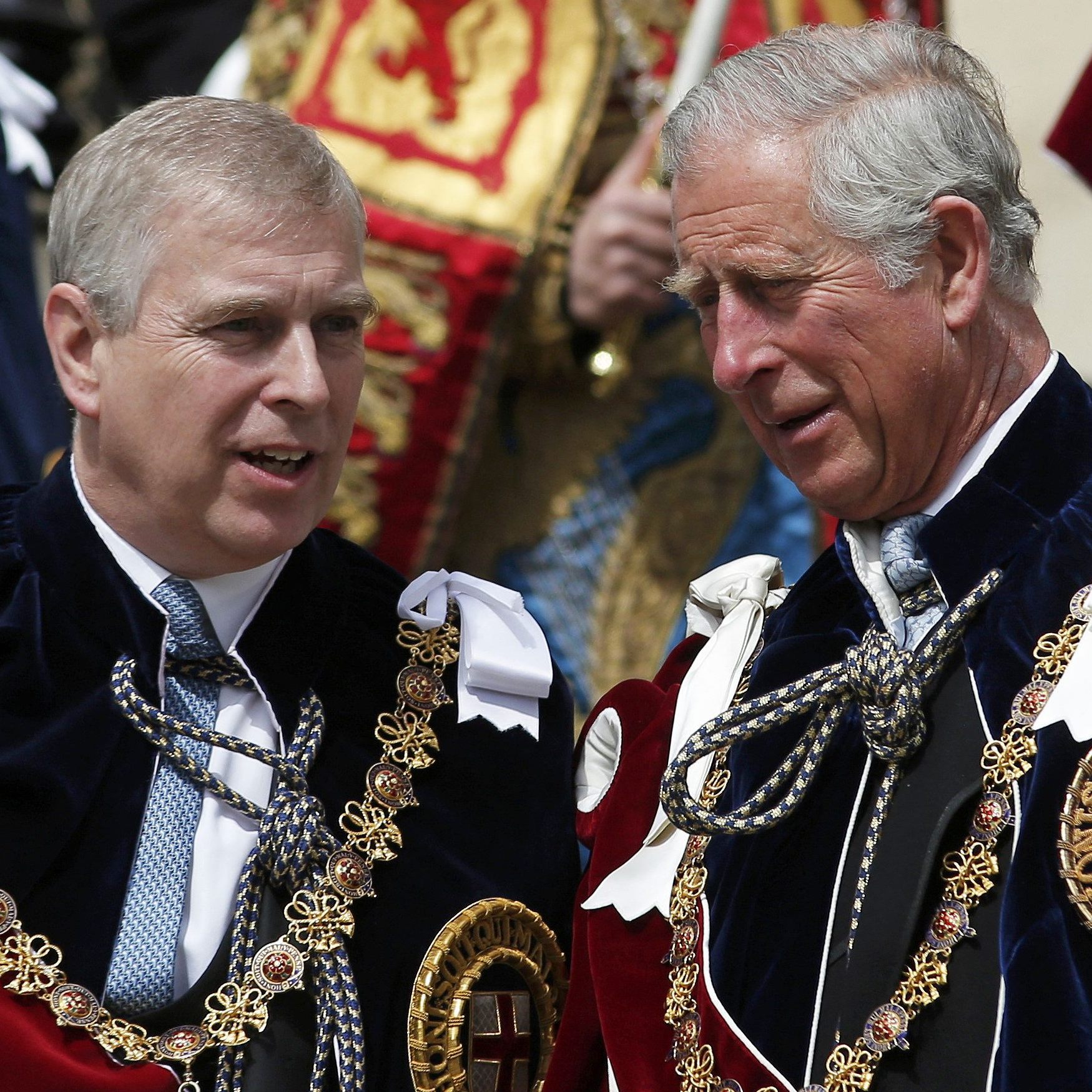Royaler Bruch: König Charles (r.) streicht Bruder Andrew (l.) alles.