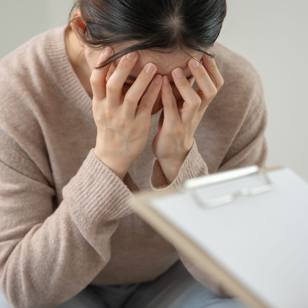 Fast jede zweite Frau fühlt sich laut einer Umfrage stark psychisch belastet.