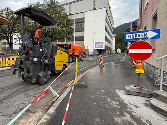 Von Freitag, 3. Oktober, bis Samstag, 4. Oktober 2025 kommt es zu einer vollständigen Sperre bei den Straßen rund um den Bahnhof.