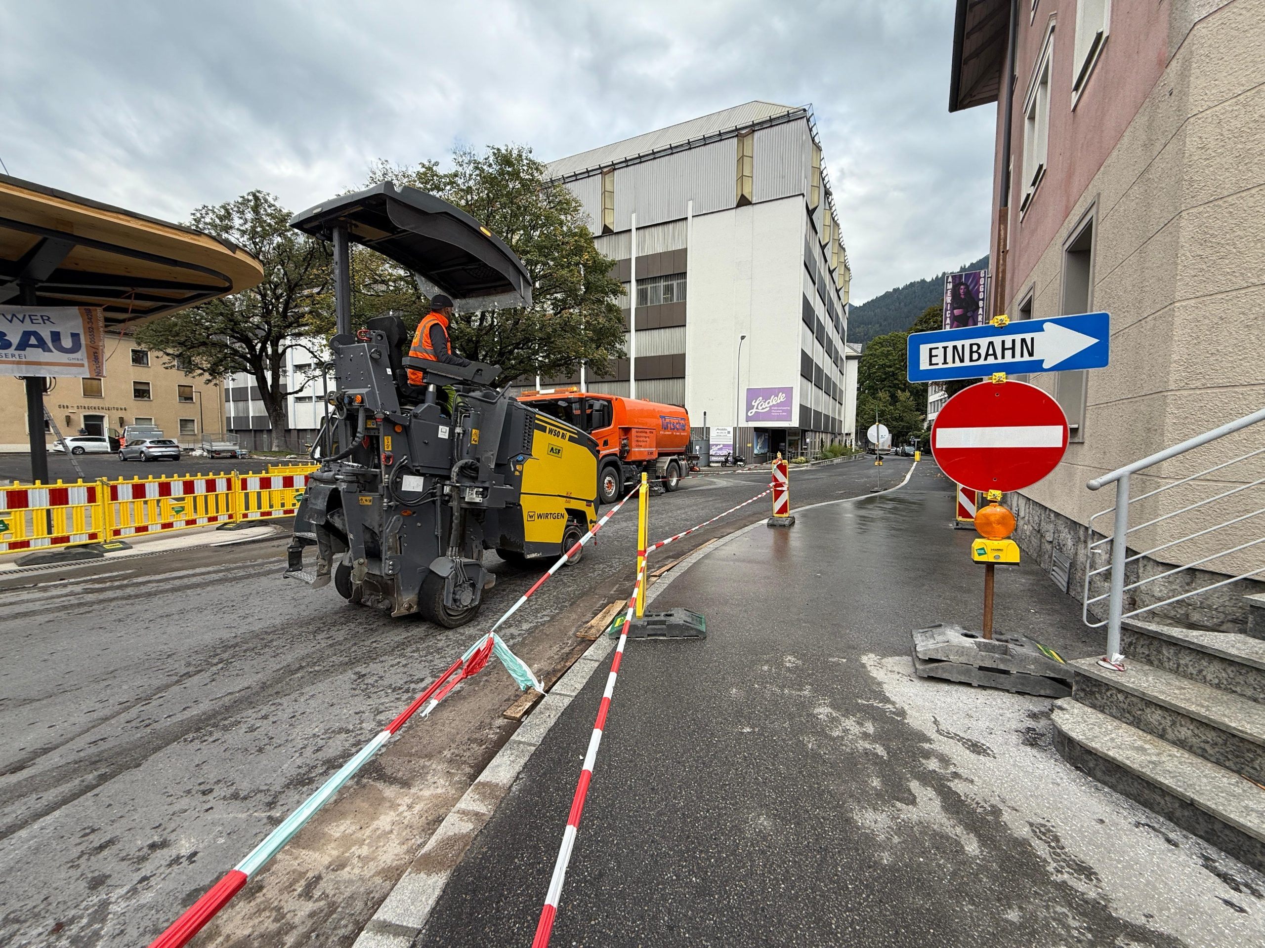In Bludenz wird die Straße rund um den Bahnhof in der Nacht vom 3. auf den 4. Oktober 2025 wegen Asphaltarbeiten komplett gesperrt.