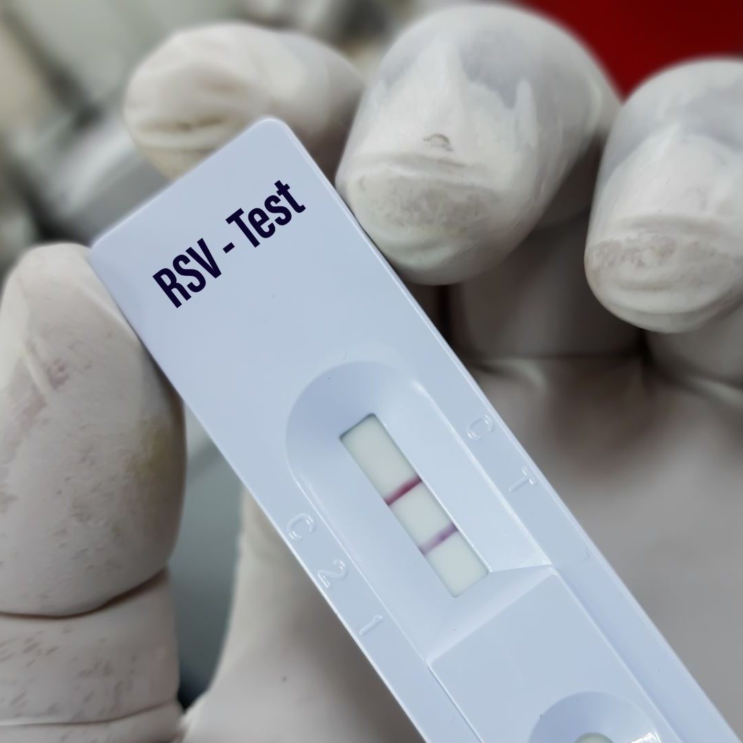 Zwei Altersgruppen sind vom RSV besonders gefährdet.