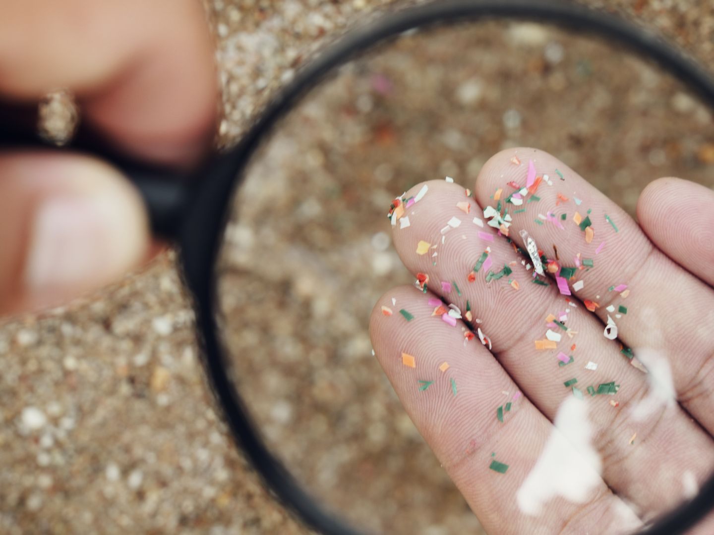 Mikroplastik ist bereits überall zu finden. Die EU will Unternehmen mittels neuem Gesetz strenger in die Pflicht nehmen. Mikroplastik ist bereits überall zu finden. Die EU will Unternehmen mittels neuem Gesetz strenger in die Pflicht nehmen.