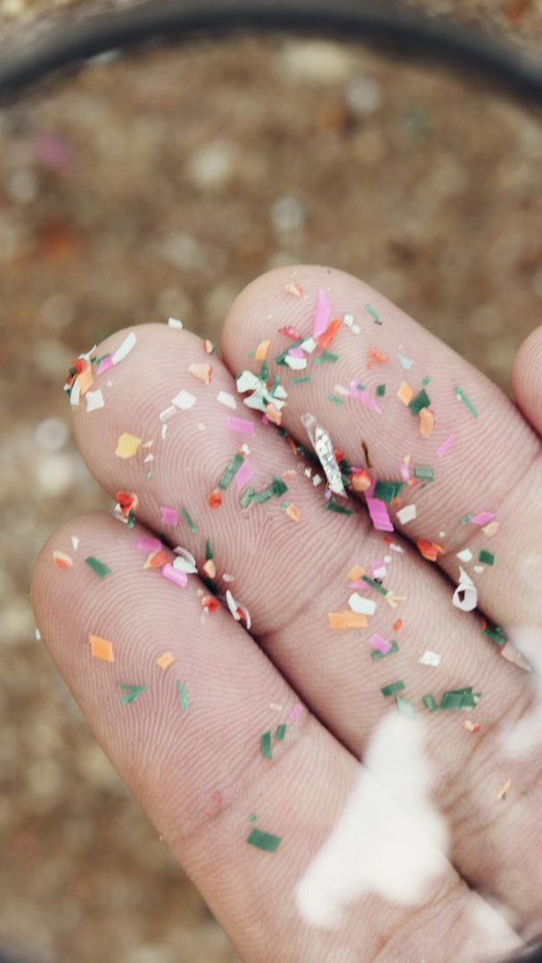 Mikroplastik ist bereits überall zu finden. Die EU will Unternehmen mittels neuem Gesetz strenger in die Pflicht nehmen.