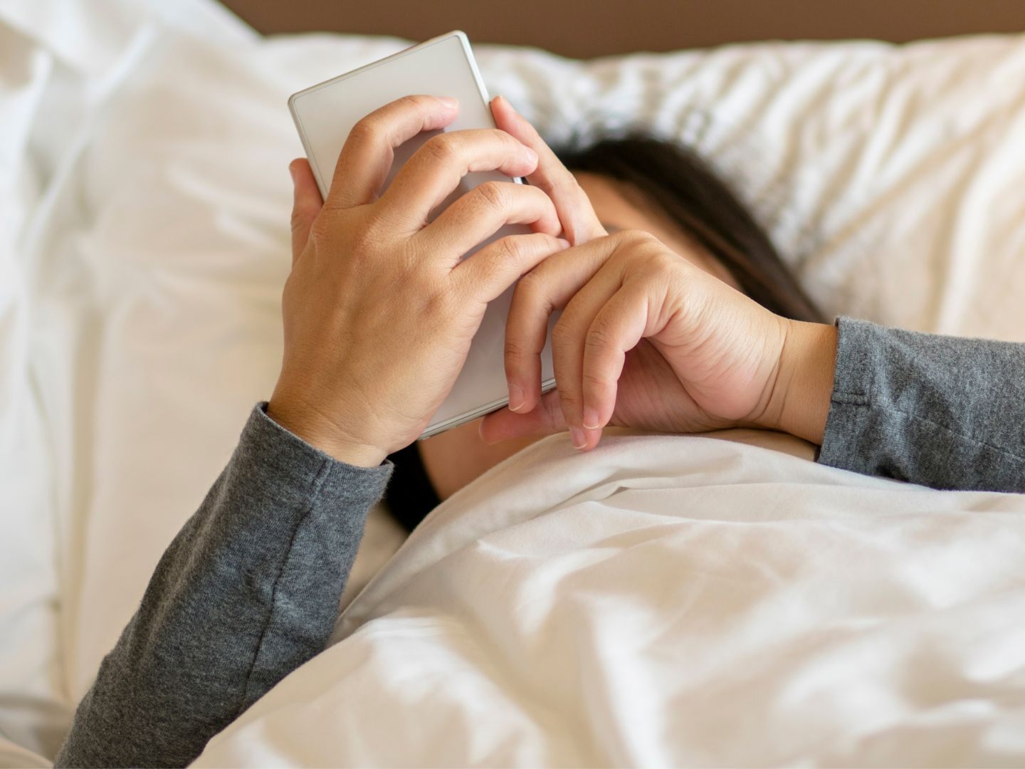 Jeder Zweite checkt vorm Frühstück das Handy. Jeder Zweite checkt vorm Frühstück das Handy.