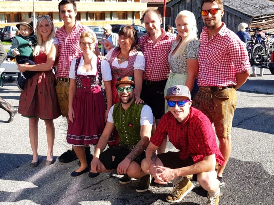 Die Familie Kaufmann führt mit Fleiß und Tradition den Biohof – hier mit ihren Helfern. Die Familie Kaufmann führt mit Fleiß und Tradition den Biohof – hier mit ihren Helfern.