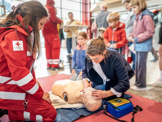 Vom 16. bis 18. Oktober 2025 startet die Rotkreuz-Abteilung Bludenz – St. Gallenkirch – Sonntag den Versuch, den Weltrekord der längsten durchgehenden Reanimation am ZIMBAPARK Vorplatz zu übertreffen. Vom 16. bis 18. Oktober 2025 startet die Rotkreuz-Abteilung Bludenz – St. Gallenkirch – Sonntag den Versuch, den Weltrekord der längsten durchgehenden Reanimation am ZIMBAPARK Vorplatz zu übertreffen.