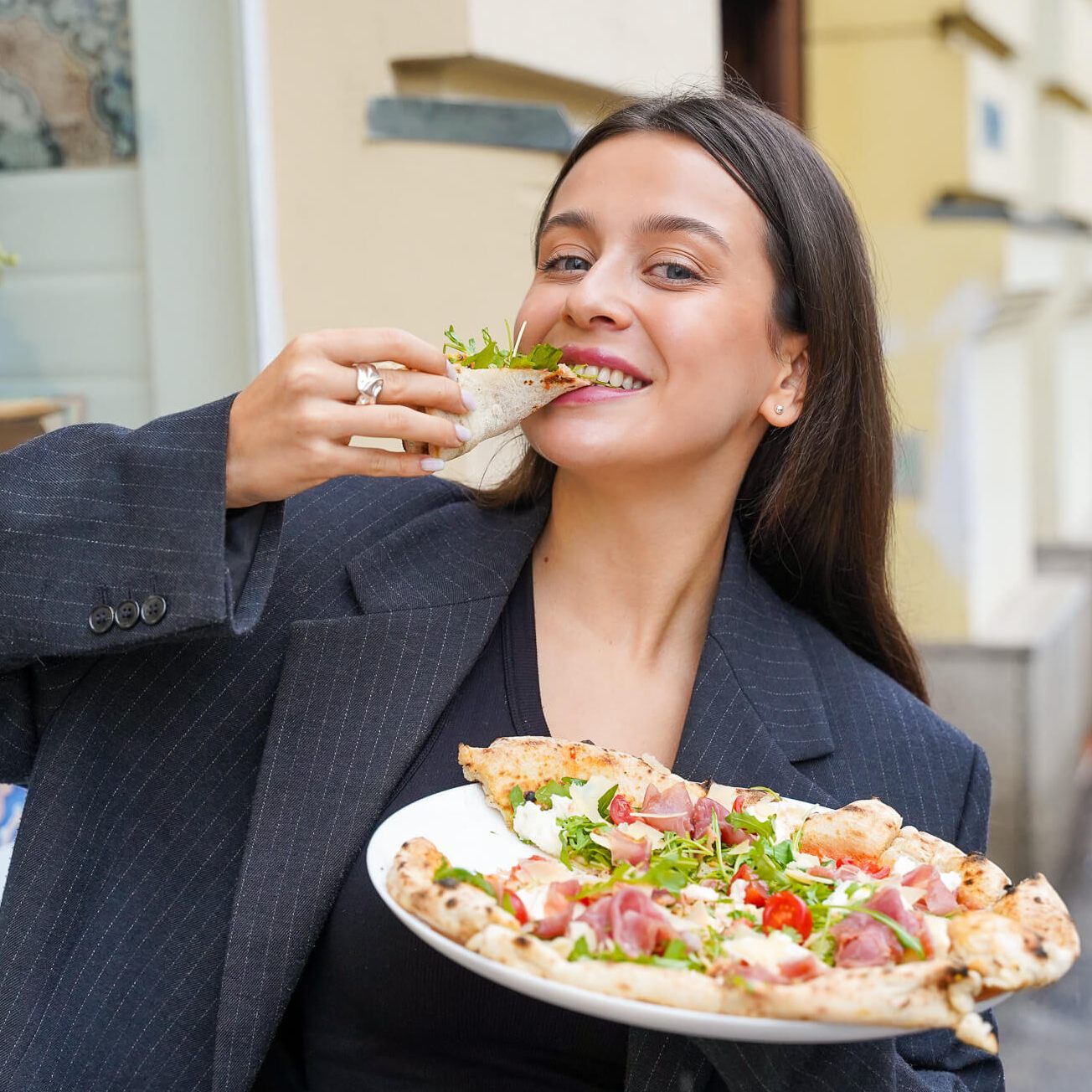 „Pizzabäcker oder Toni Polster?“ – Pizzeria il Rione feiert Halloween mit Humor und gratis Dessert.