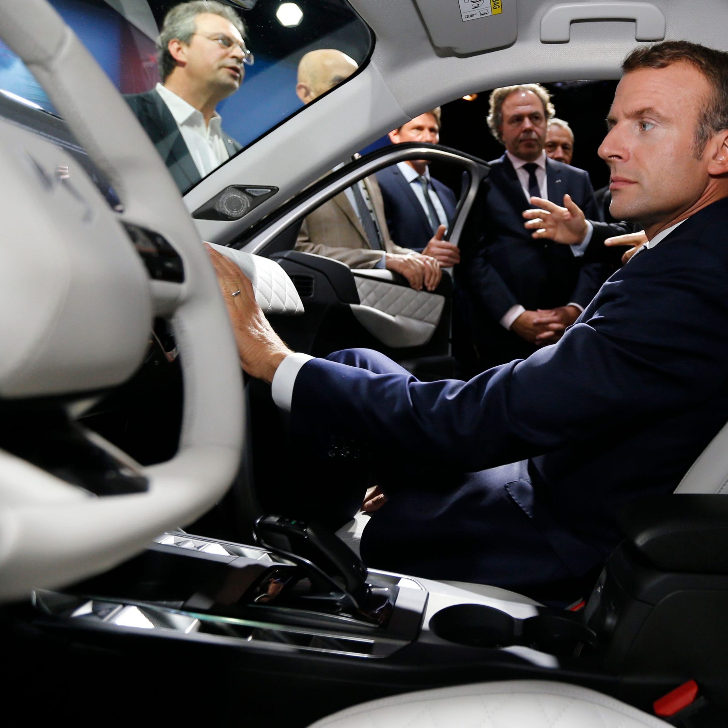 Frankreichs Präsident Emmanuel Macron in einem Fahrzeug der Marke.