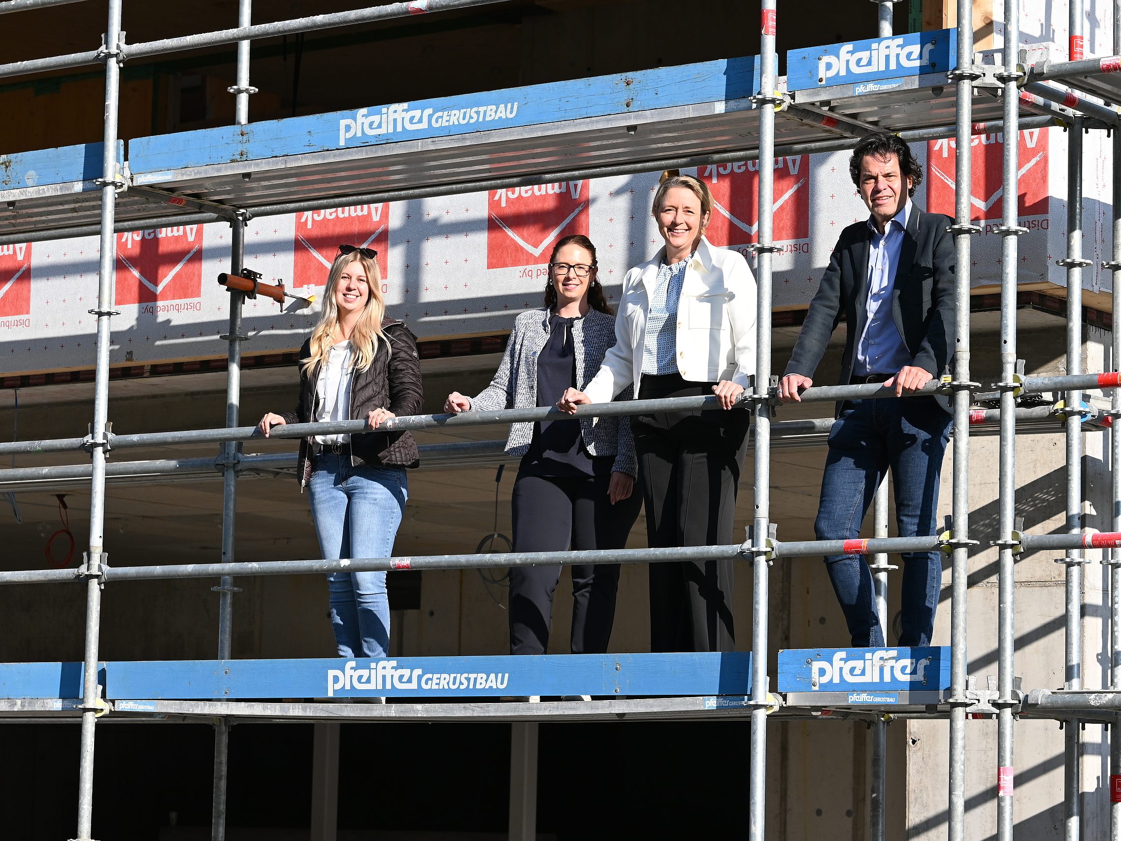 Projektleiterin Sabrina Lins, Bildungsstadträtin Nathalie Koch, Baustadträtin Andrea Kerbleder und Bürgermeister Manfred Rädler (von links) auf der Baustelle der Volksschule Tosters