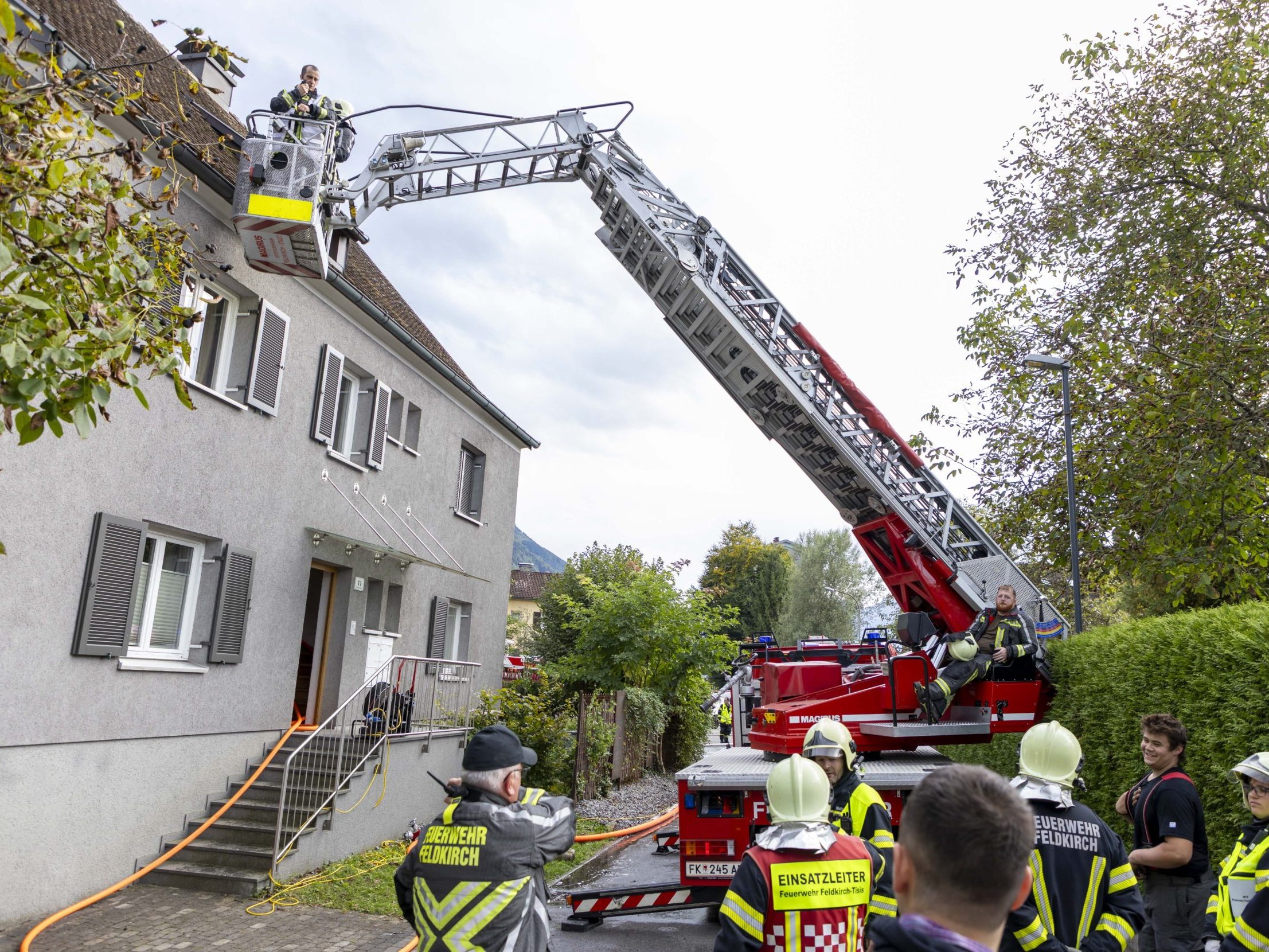 Die Feuerwher Feldkirch im Einsatz beim Dachstuhlbrand am Samstag.