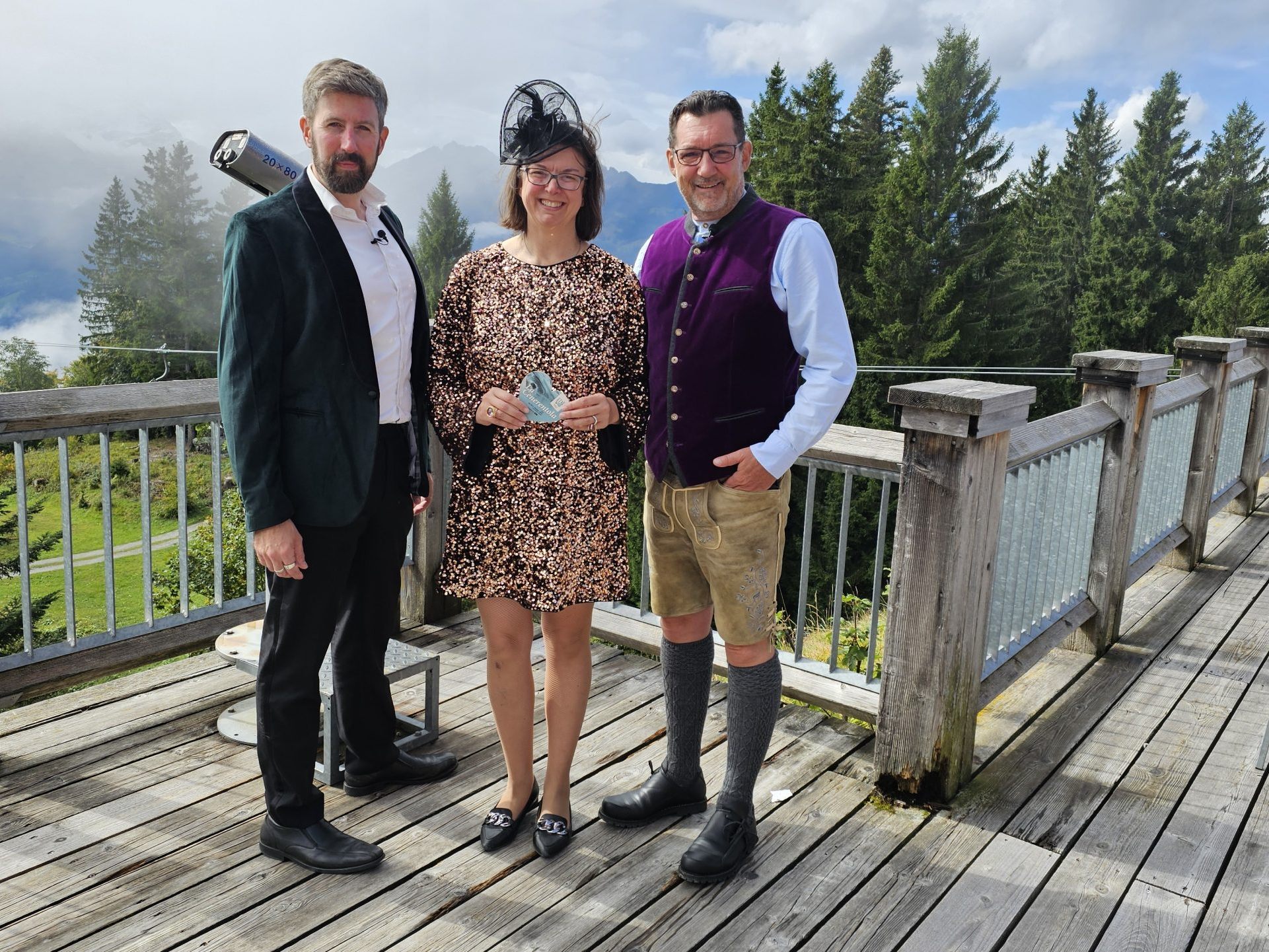 Bariton Daniel Raschinsky (li) und MTV Präsidentin Margit Anita Hinterholzer (re) geben in der Fernsehgondel am Muttersberg bei Andreas Seeburger (re) ihr Stelldichein zur Produktion "la Cenerentola".