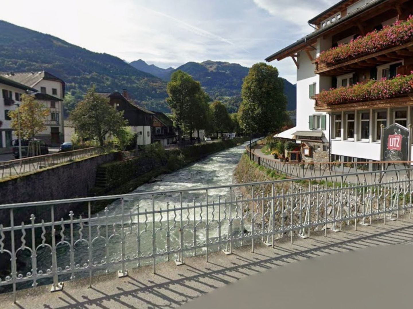 Eine junge Frau ist in der Nacht zu Samstag in die Litz gestürzt. Eine junge Frau ist in der Nacht zu Samstag in die Litz gestürzt.