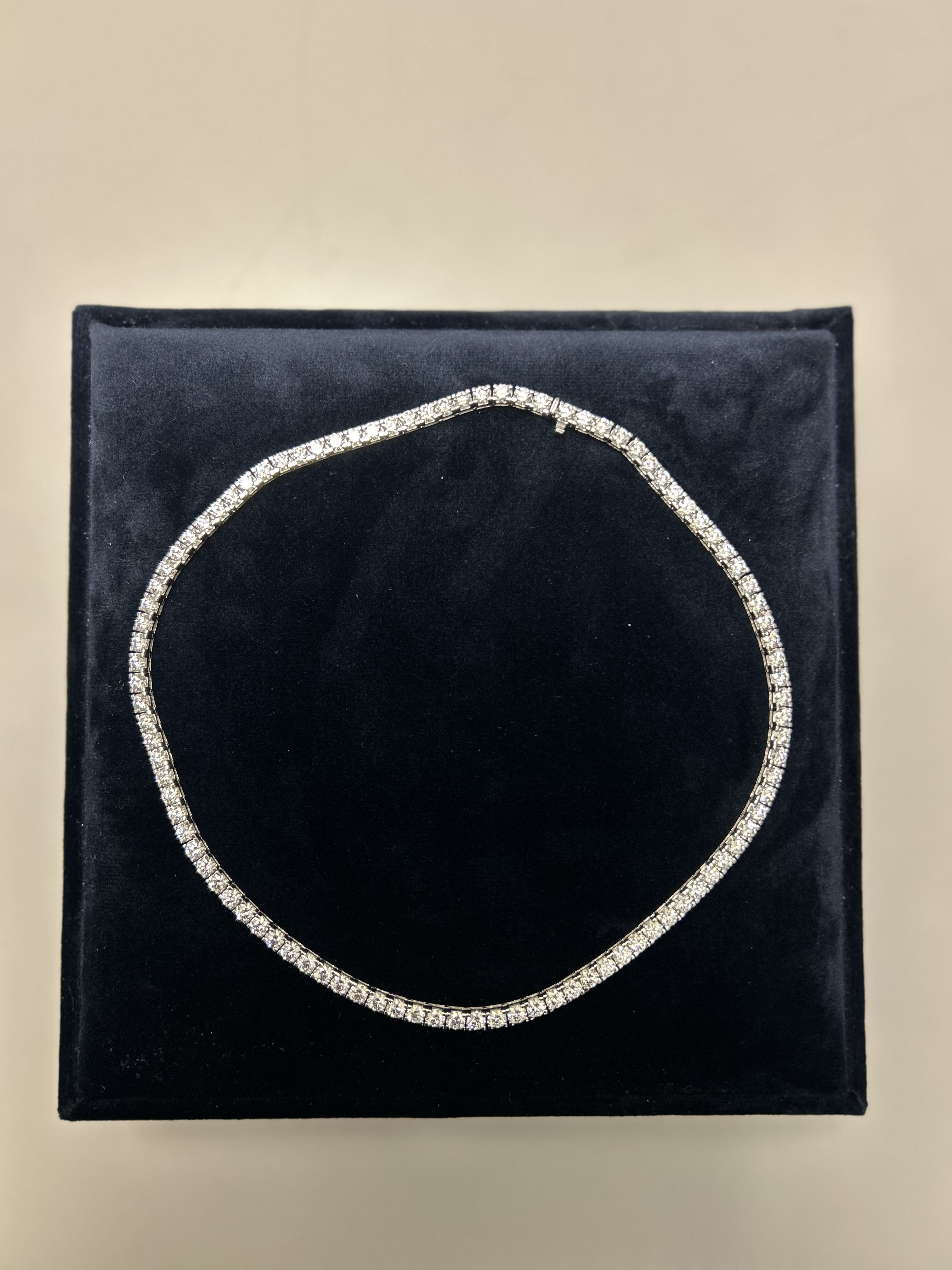Zoll findet Diamantencollier. Zoll findet Diamantencollier.