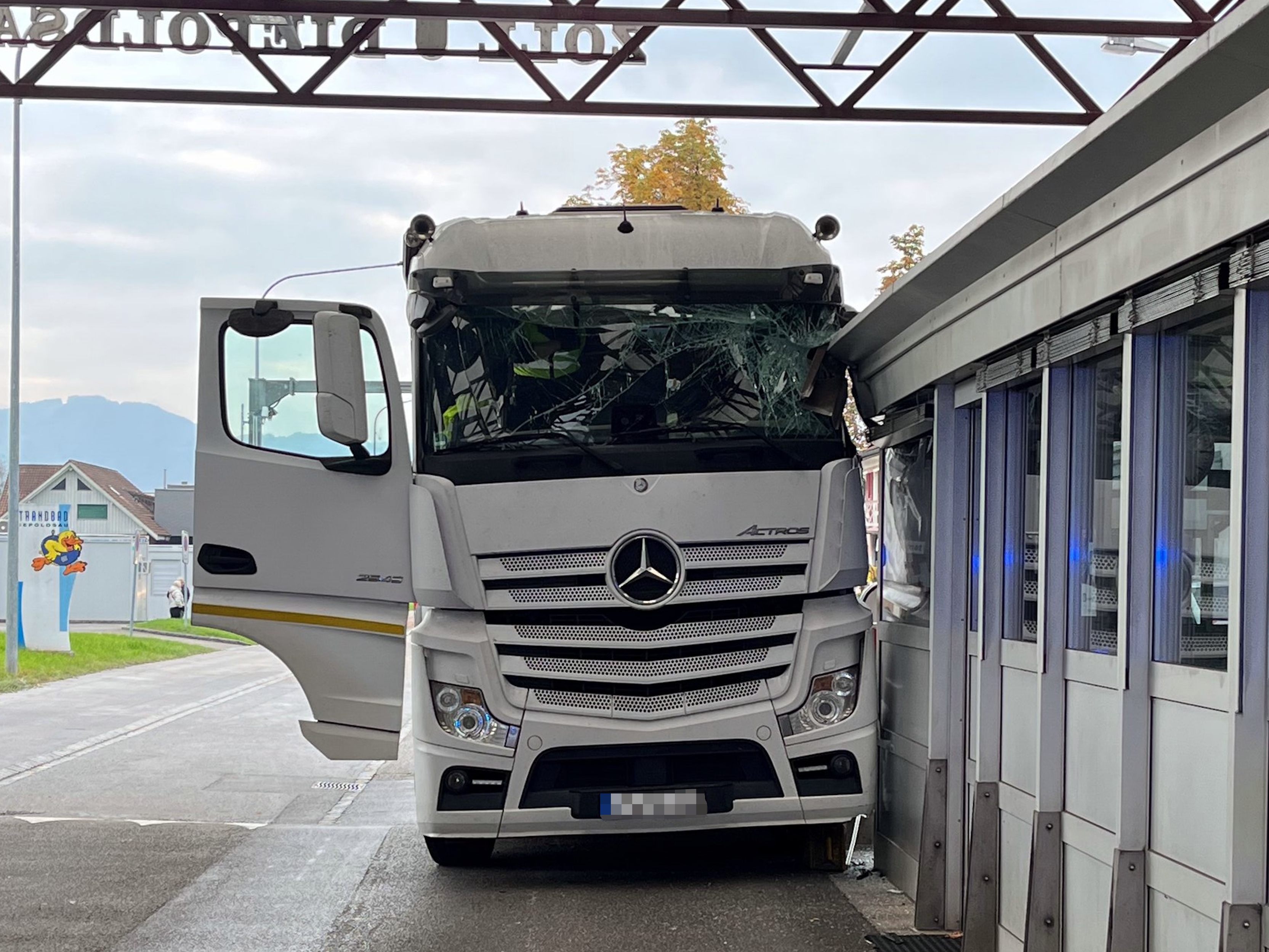 Der Lkw krachte ins Zollhaus bei Diepoldsau. Der Lkw krachte ins Zollhaus bei Diepoldsau.