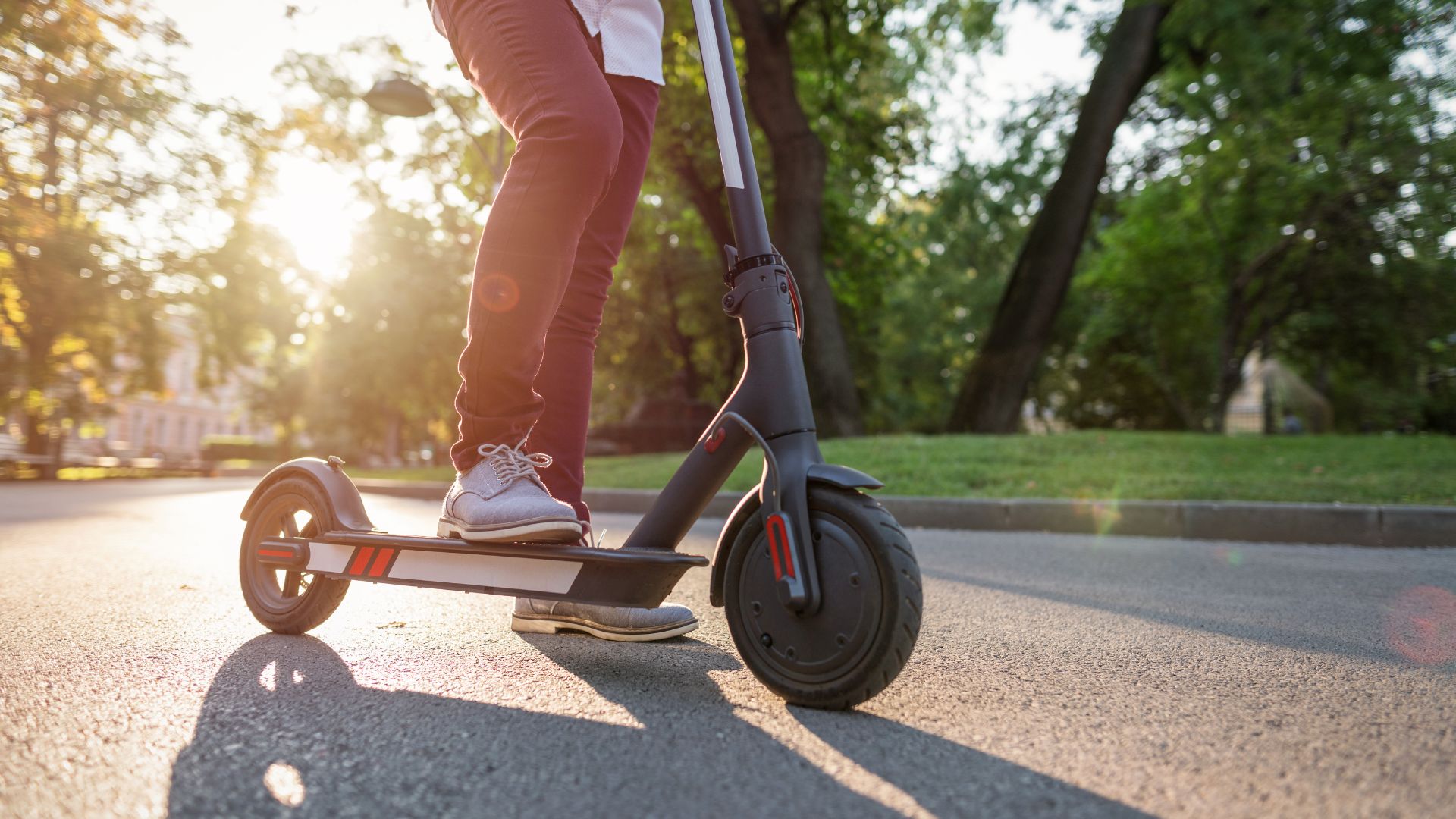 V Feldkirchu se je 17-letni voznik e-skiroja huje poškodoval v trčenju z avtomobilom