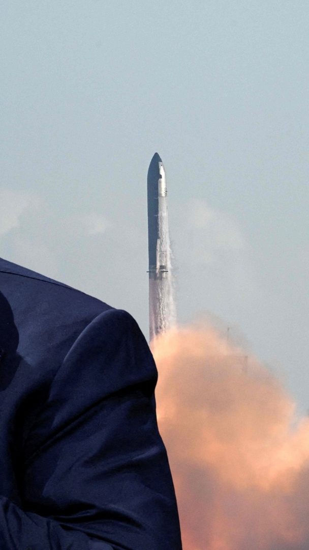 ESA-Generaldirektor Josef Aschbacher (rechts im Bild) will mit neuen Raketenprojekten Europas Rückstand auf SpaceX-Gründer Elon Musk aufholen.