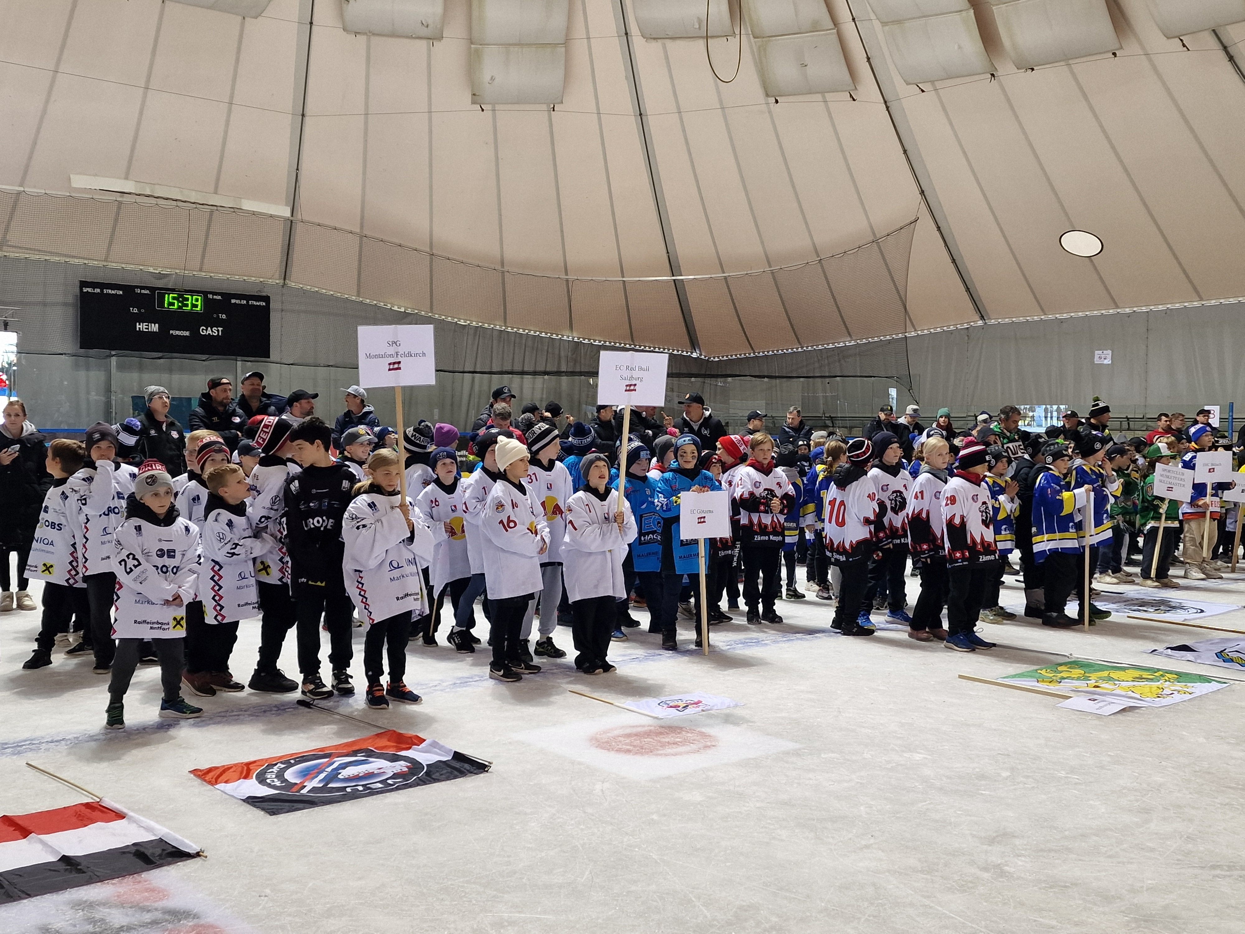 Das Team des EHC Montafon/Feldkirch warten auf der blauen Linie auf die Siegerehrung. Das Team des EHC Montafon/Feldkirch warten auf der blauen Linie auf die Siegerehrung.