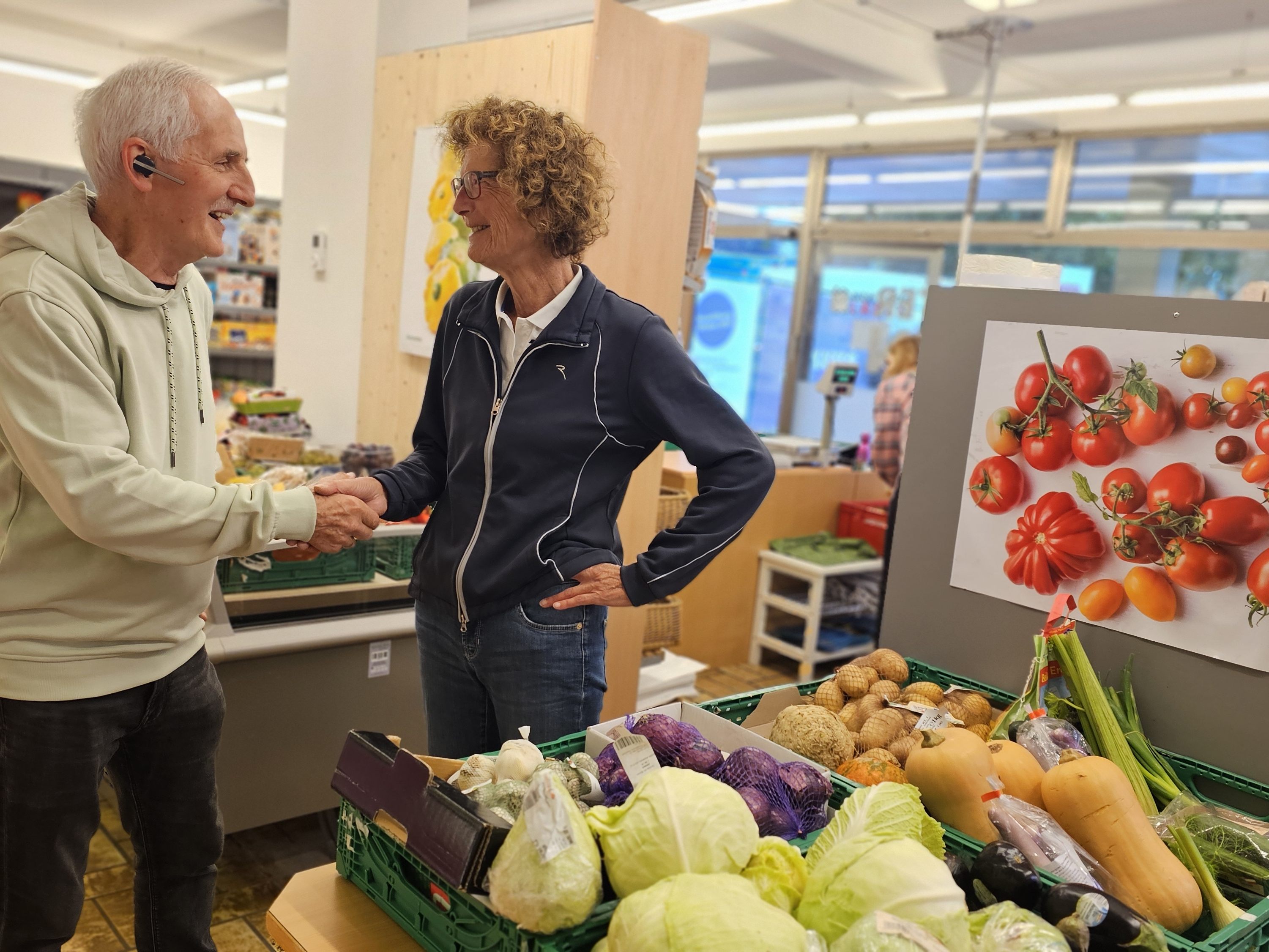 Barbara Auernig, seit Anbeginn bei "Mein guter Laden" Feldkirch-Tosters, wird von Elmar Stüttler zur tollen Entwicklung beglückwünscht. Barbara Auernig, seit Anbeginn bei "Mein guter Laden" Feldkirch-Tosters, wird von Elmar Stüttler zur tollen Entwicklung beglückwünscht.