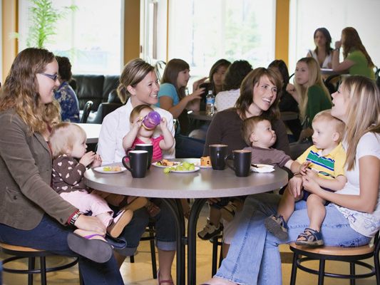 Das beliebte Eltern-Kind-Café startet ins Herbstprogramm.