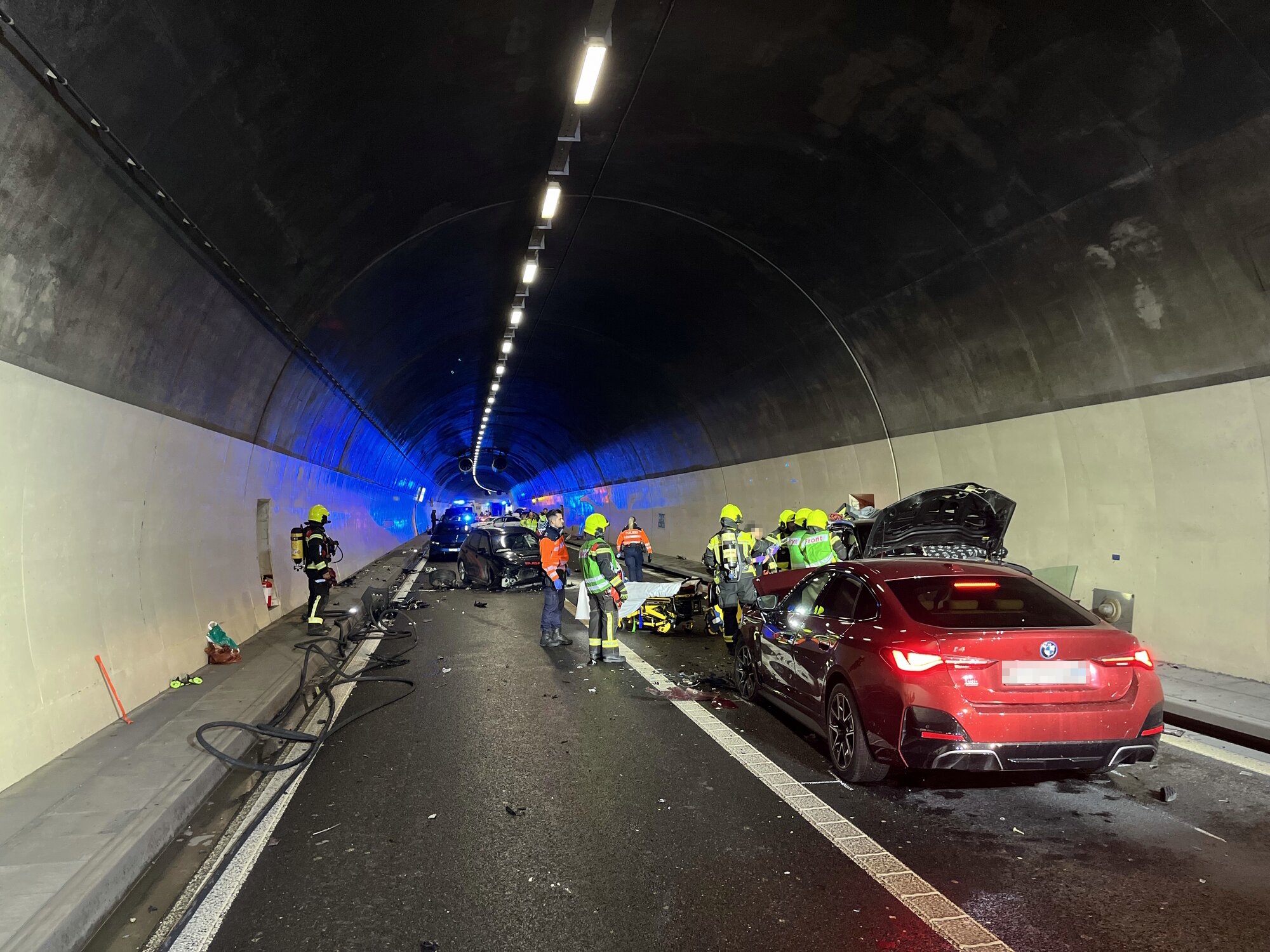Bei einer Massenkarambolage im Balmenraintunnel im Kanton St. Gallen sind fünf Personen verletzt worden. Bei einer Massenkarambolage im Balmenraintunnel im Kanton St. Gallen sind fünf Personen verletzt worden.