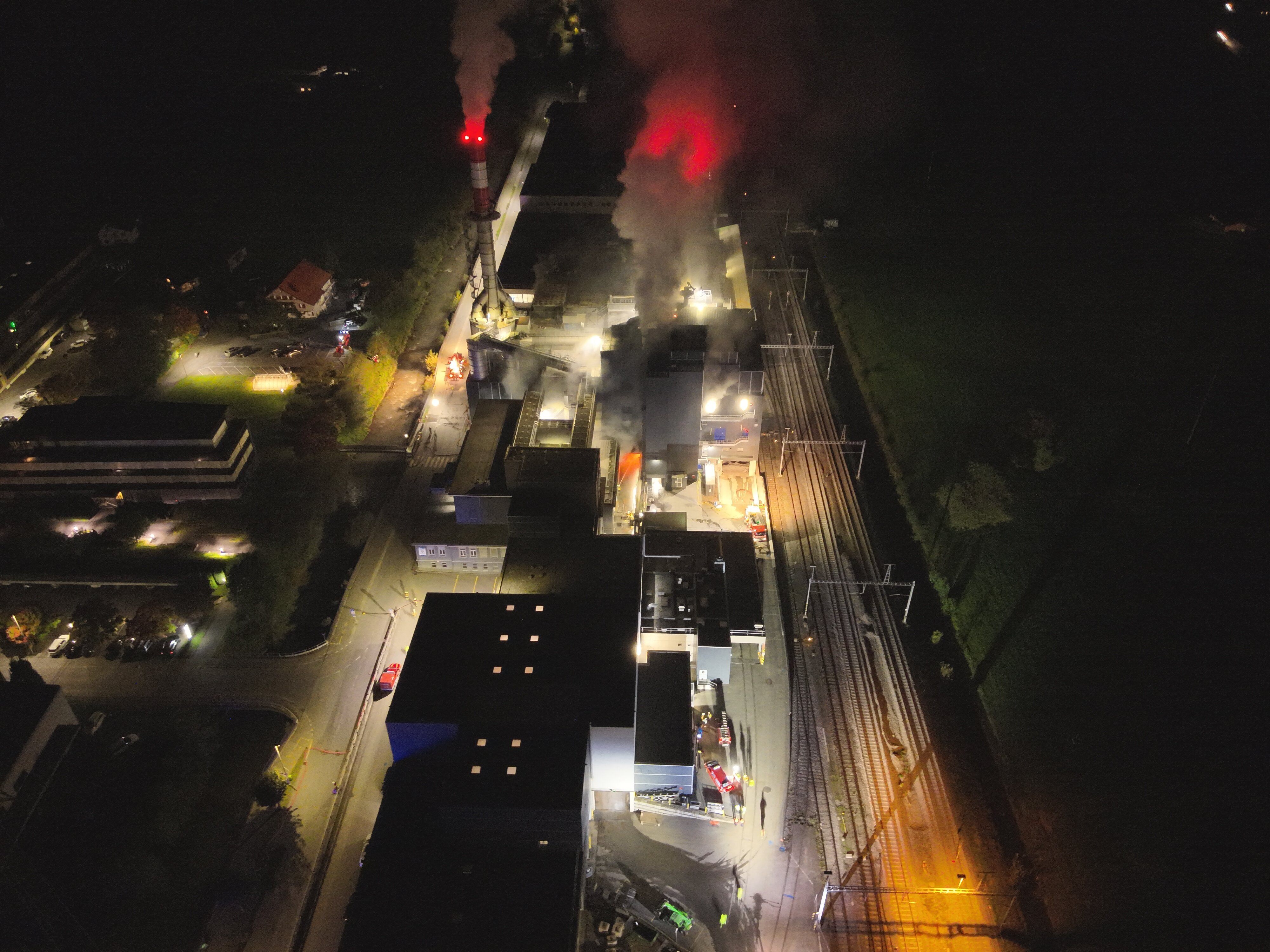 Zwischenfall in Flums: Heisse Schmelze tritt aus Industrieofen aus Zwischenfall in Flums: Heisse Schmelze tritt aus Industrieofen aus