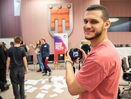 Bei der aha Jugendinfo bringt Hamza (23) seine Begeisterung für Medien und seine Kreativität ein. Bei der aha Jugendinfo bringt Hamza (23) seine Begeisterung für Medien und seine Kreativität ein.