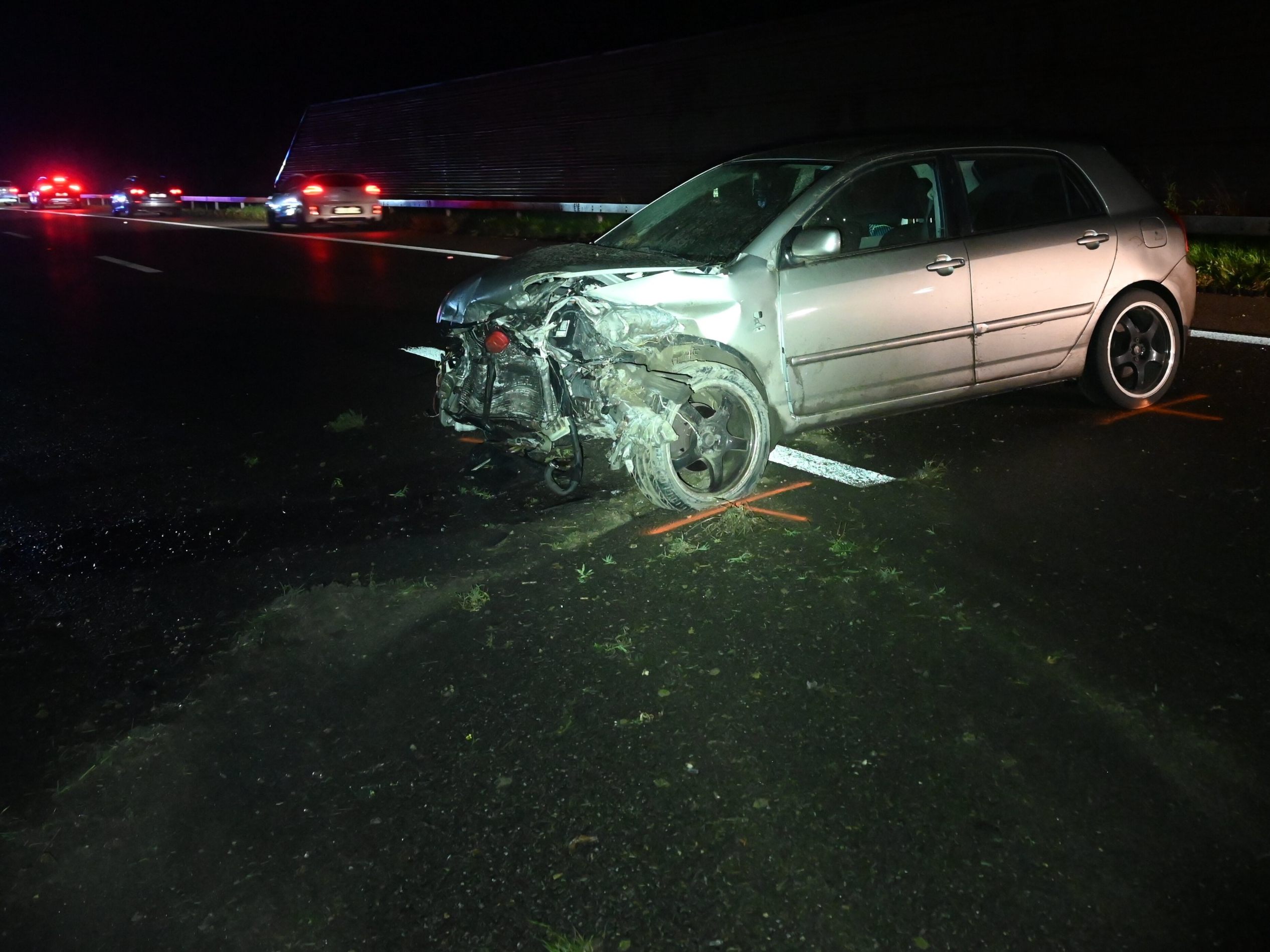 Eines der beteiligten Unfallfahrzeuge auf der A1. Eines der beteiligten Unfallfahrzeuge auf der A1.