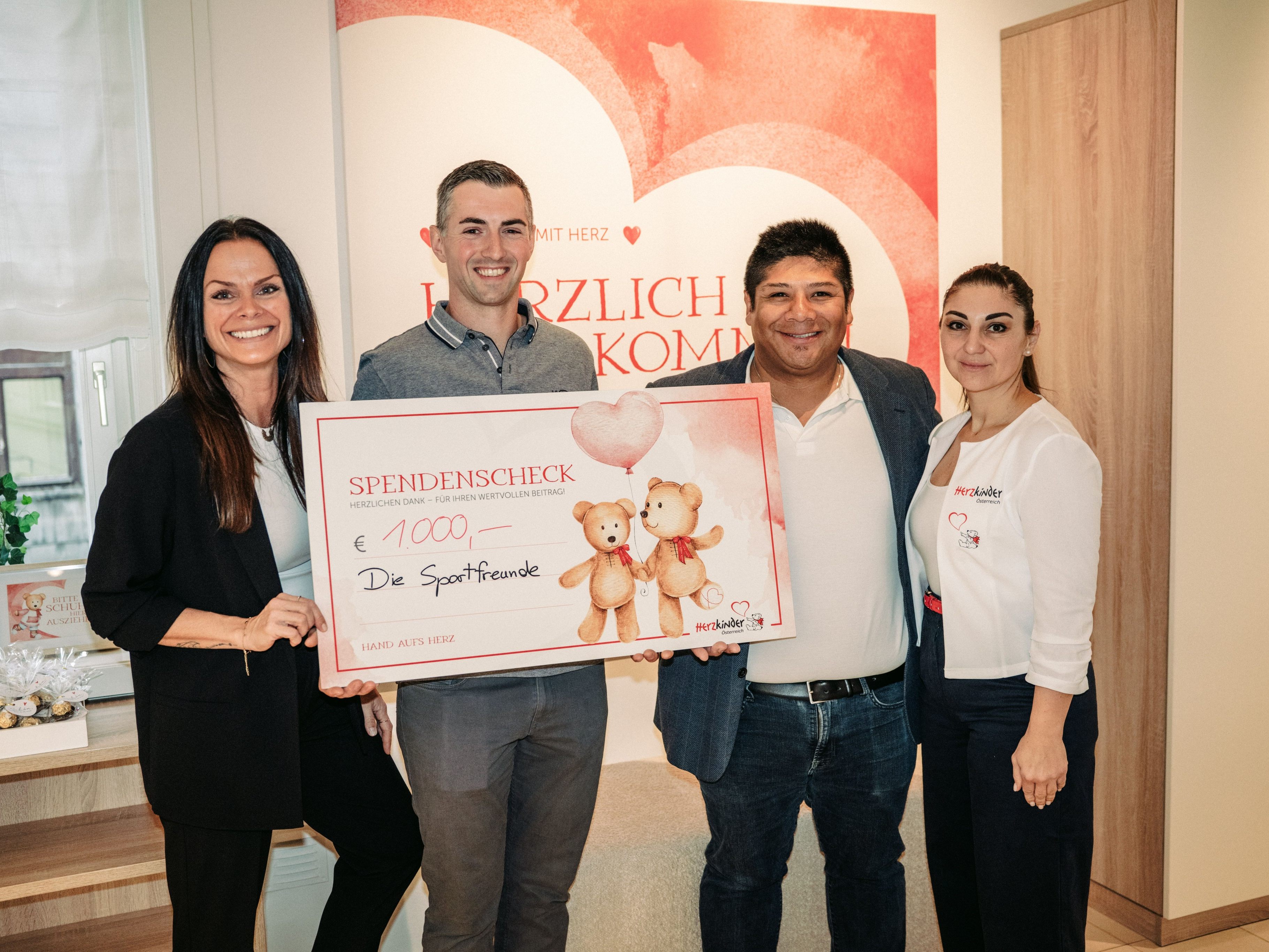v.l.n.r.: Astrid Baumgartner, Dominik Hochstöger (Obmann "Die Sportfreunde"), Orlando Sandler-Garcia (Vize-Obmann "Die Sportfreunde"), Natalie Unger