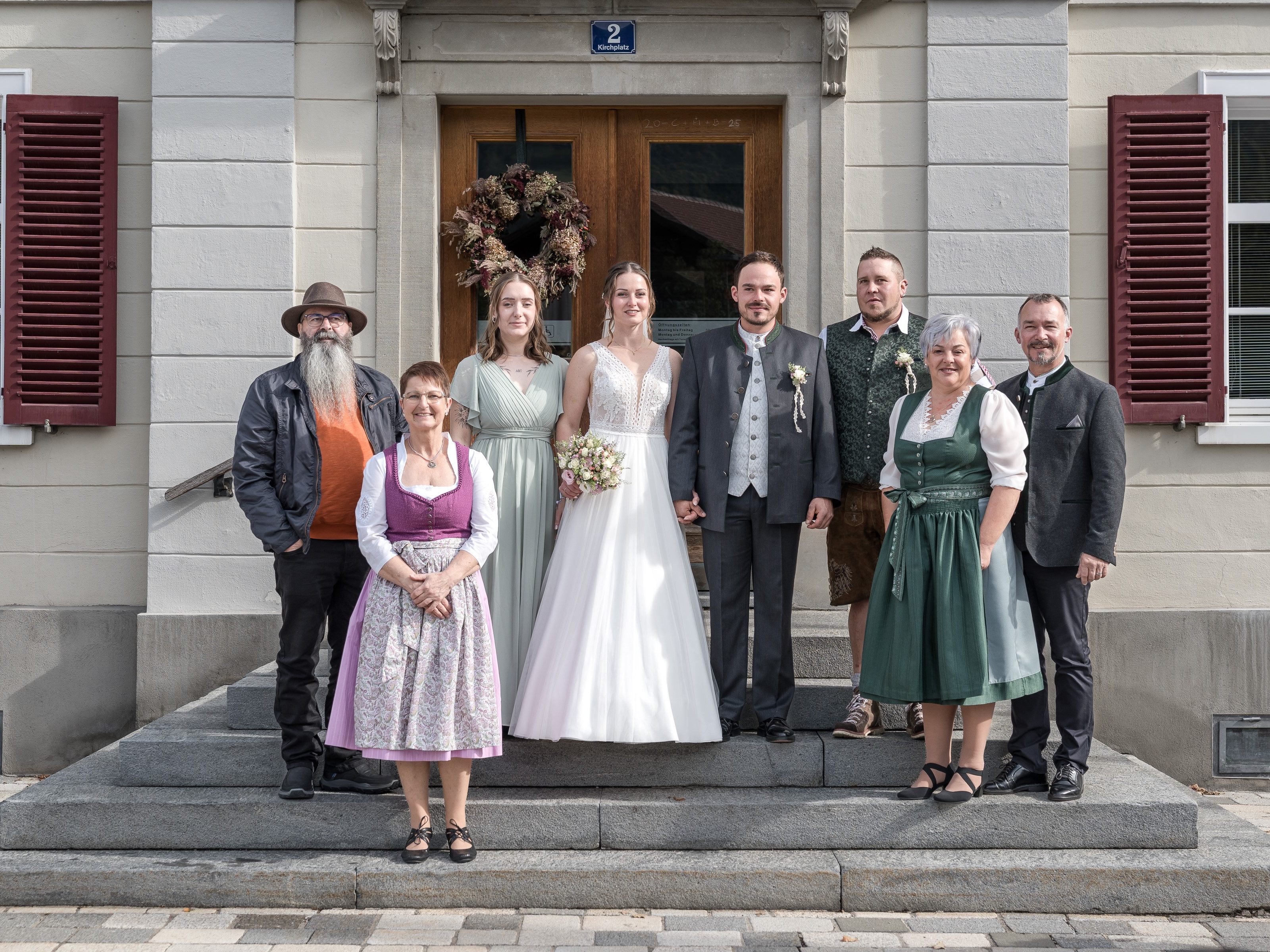 Zu sehen sind das frisch vermählte Ehepaar Schwarzhans, seine Trauzeugen sowie die beiden Elternpaare.