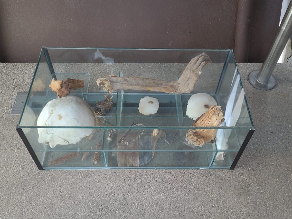 Historische Überreste vor Museum abgestellt. Historische Überreste vor Museum abgestellt.