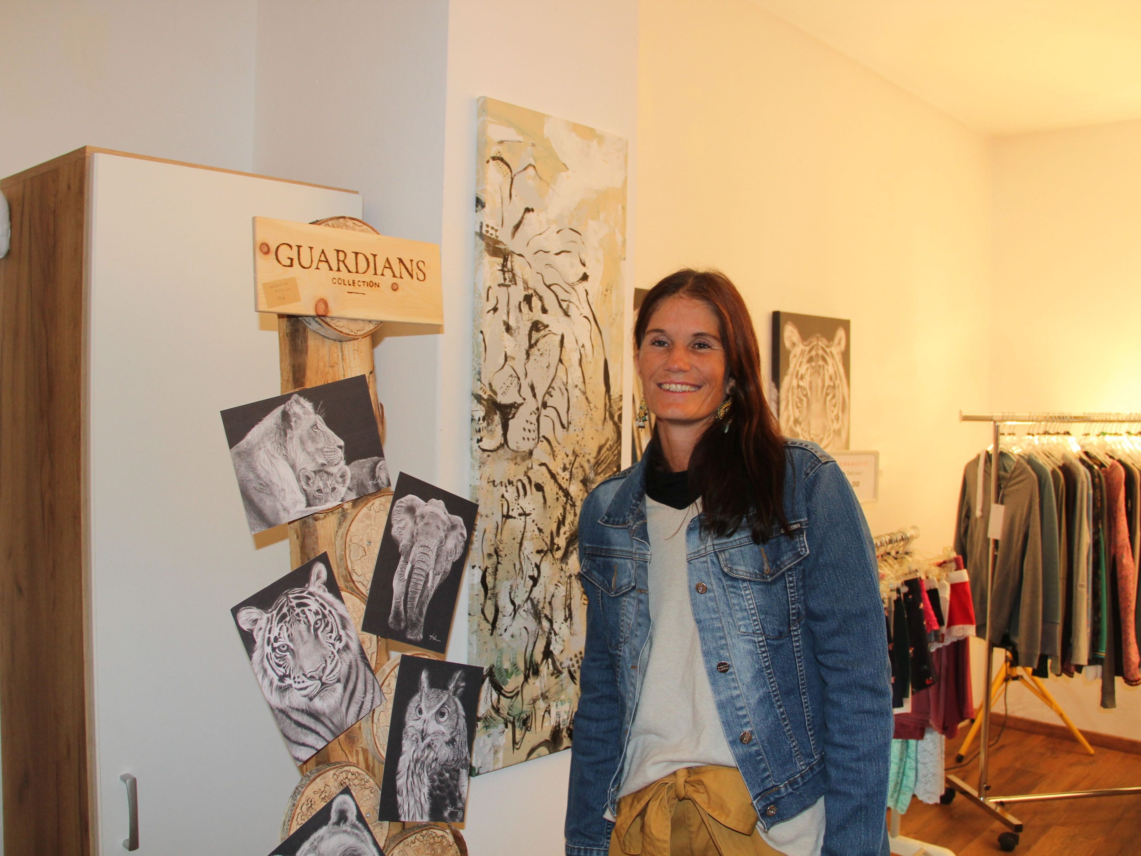 Die Tiroler Künstlerin Julia Lipptisch stellte das erste Mal ihre Werke auf der Schrunser Kunstnacht aus.