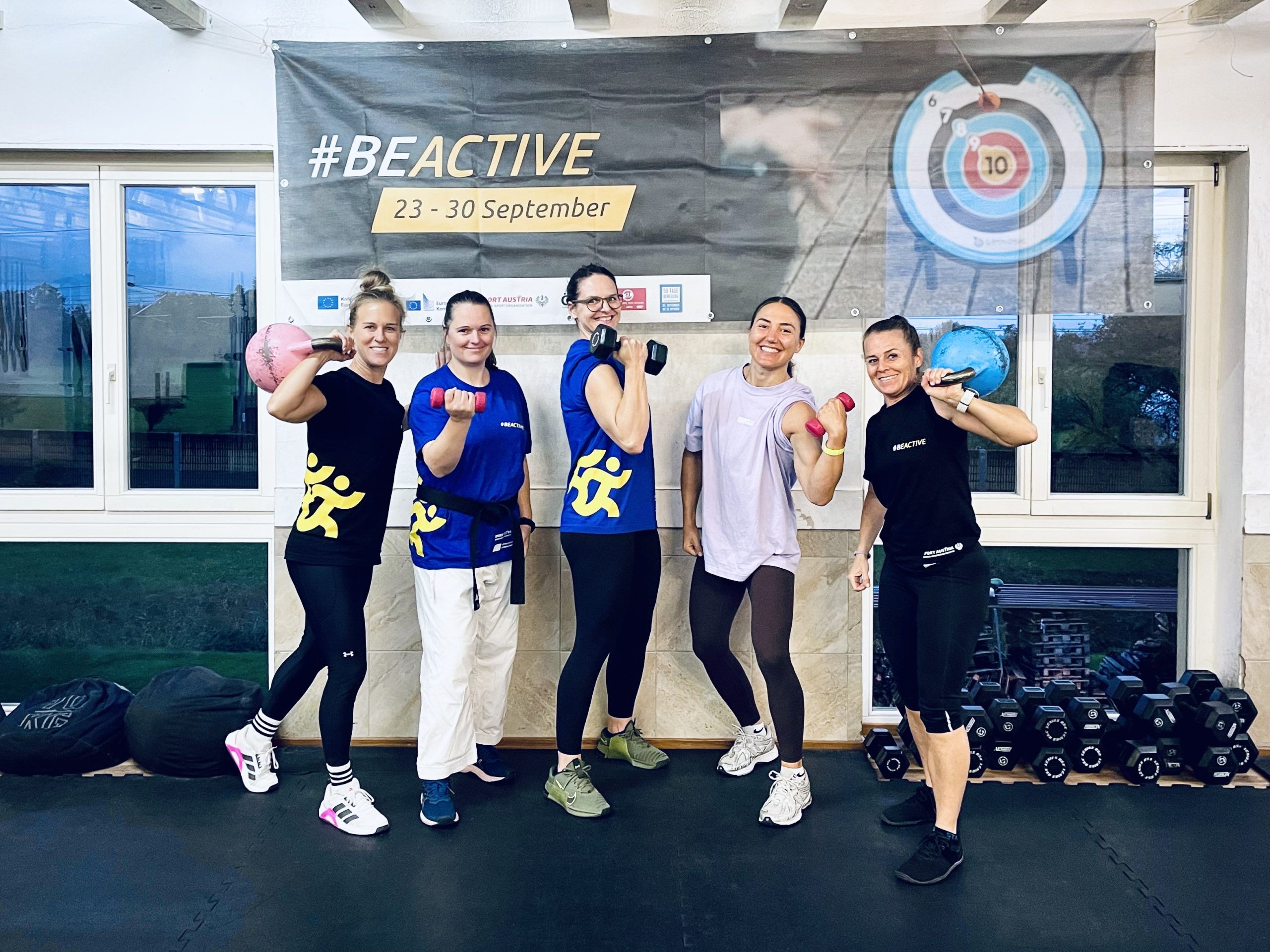 Frauen vor den Vorhang bei der "BeActiveNight 2025" von Karate Wolfurt