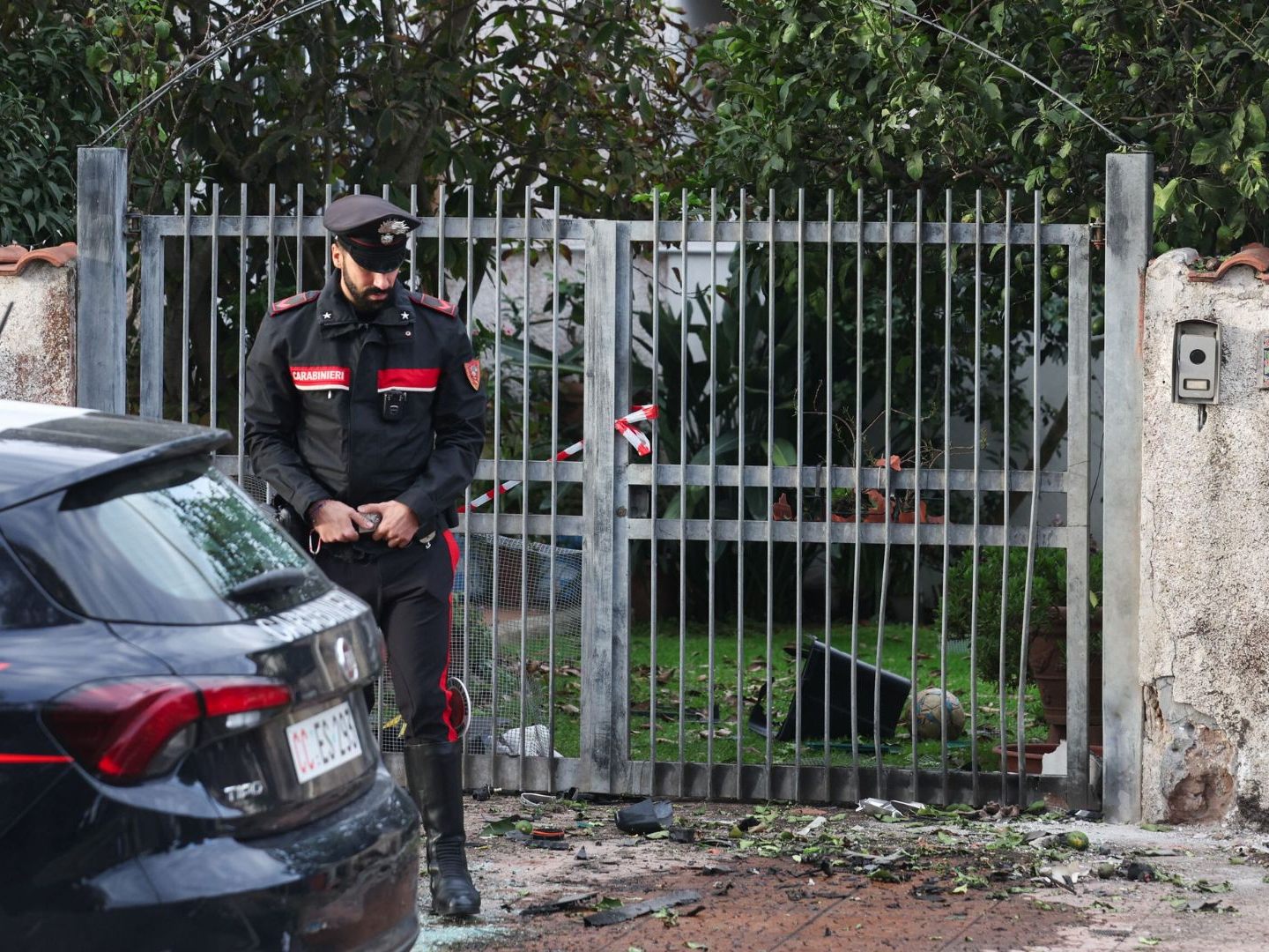 Italienische Carabinieri sichern das Wohnhaus des TV-Journalisten Sigfrido Ranucci in Pomezia bei Rom. Italienische Carabinieri sichern das Wohnhaus des TV-Journalisten Sigfrido Ranucci in Pomezia bei Rom.