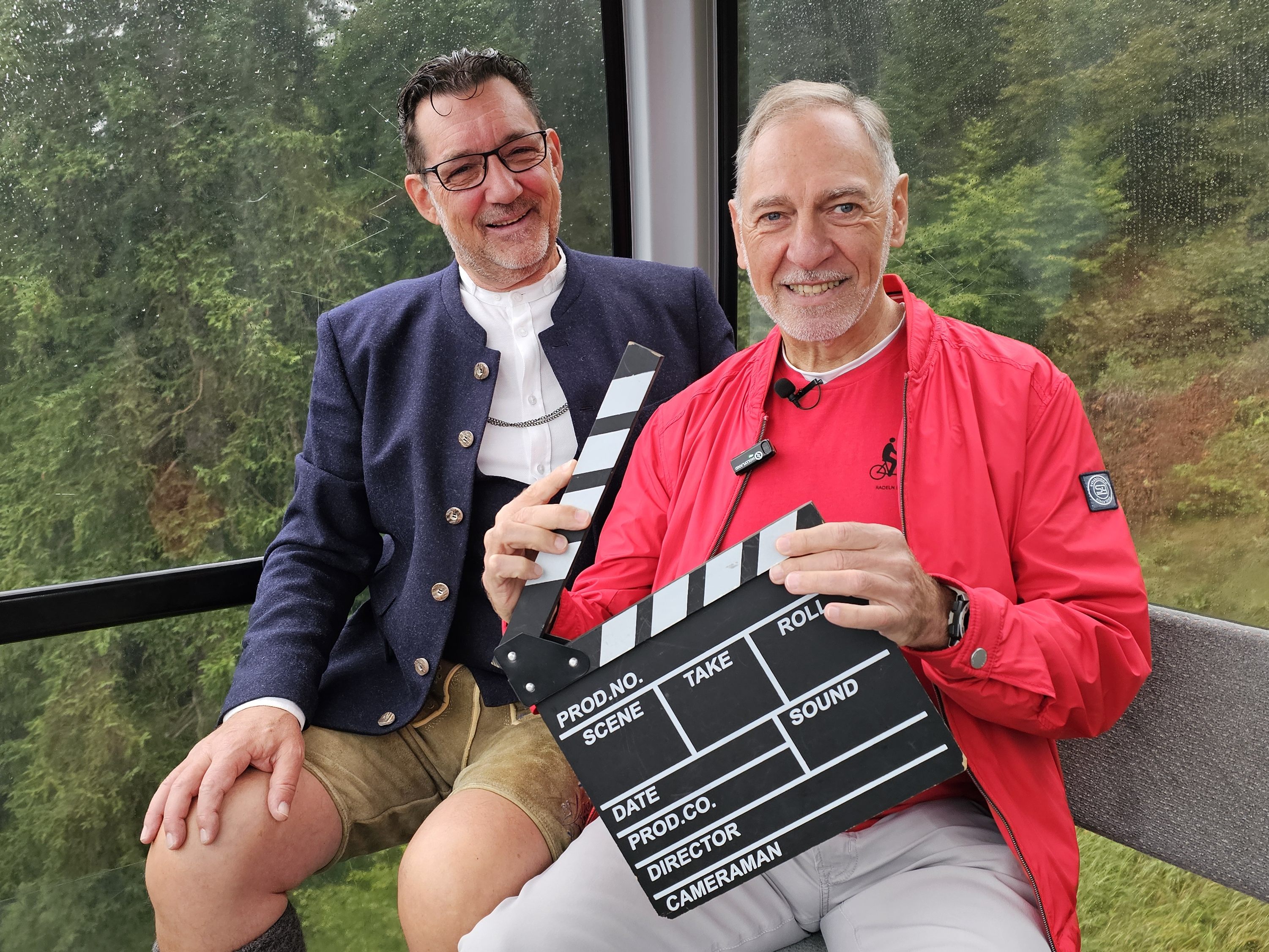 Josef Vonach (re) tritt für Senioren ordentlich in die Pedale und erzählt bei Andreas Seeburger (li) in der Fernsehgondel am Muttersberg, über seinen Rickschaeinsatz bei der Organisation "radeln ohne Alter."