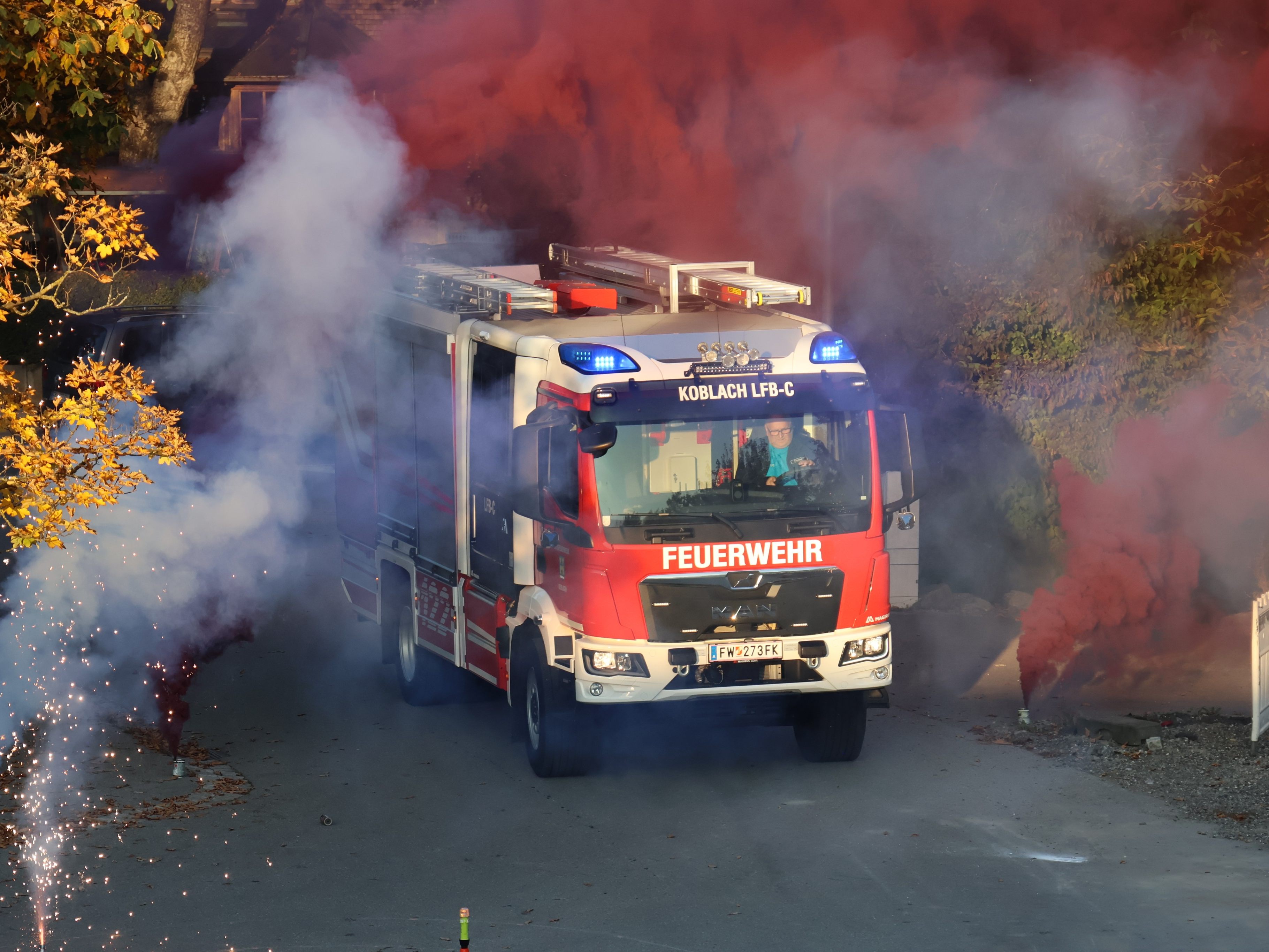 Mit einem spektakulären Auftritt wurde das neue Fahrzeug willkommen geheißen. Mit einem spektakulären Auftritt wurde das neue Fahrzeug willkommen geheißen.