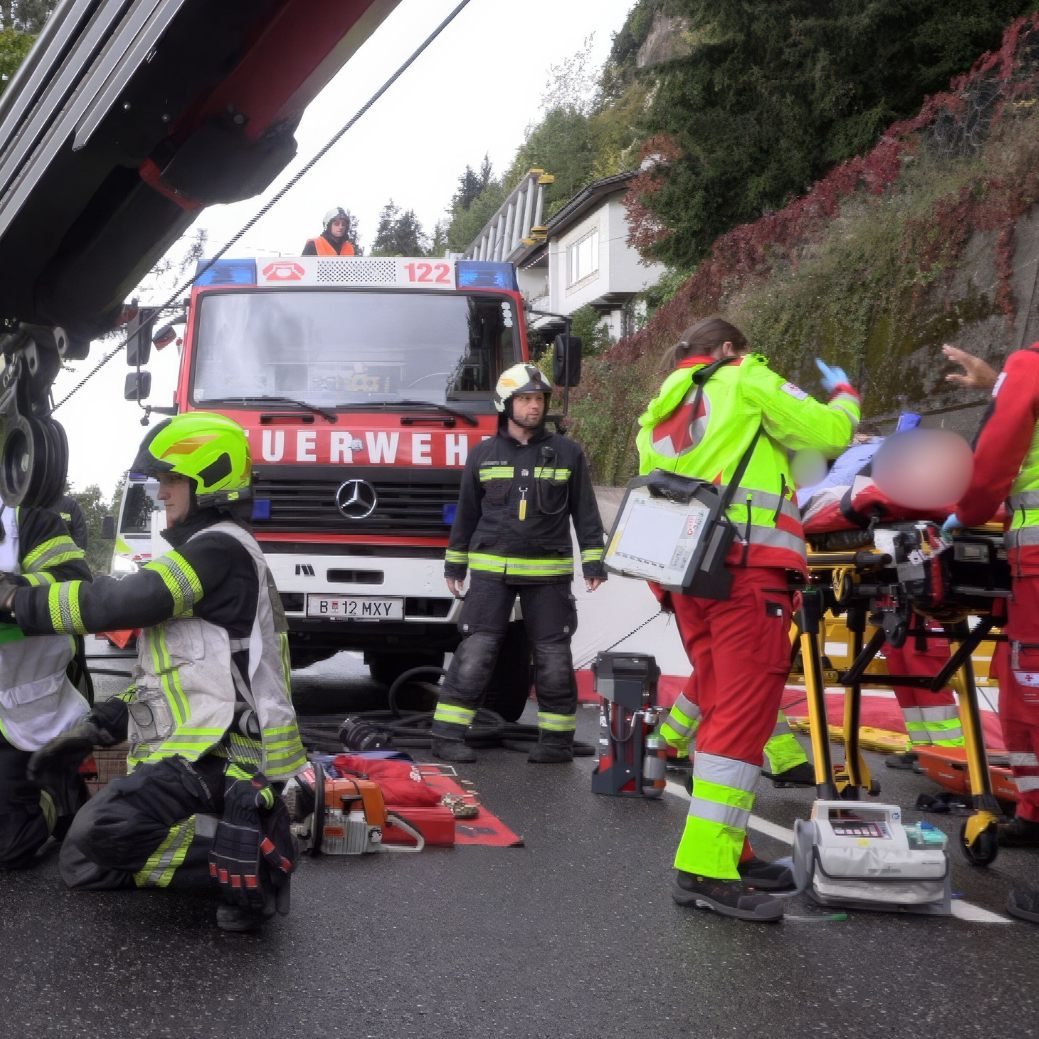 Die Bergung gestaltet sich für die Einsatzkräfte schwierig.