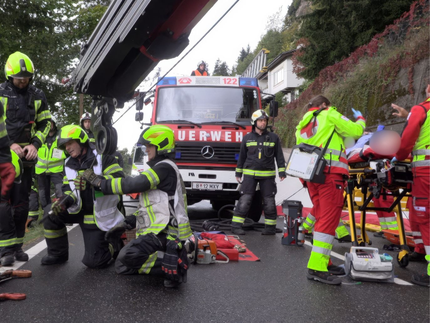 Die Bergung gestaltet sich für die Einsatzkräfte schwierig.