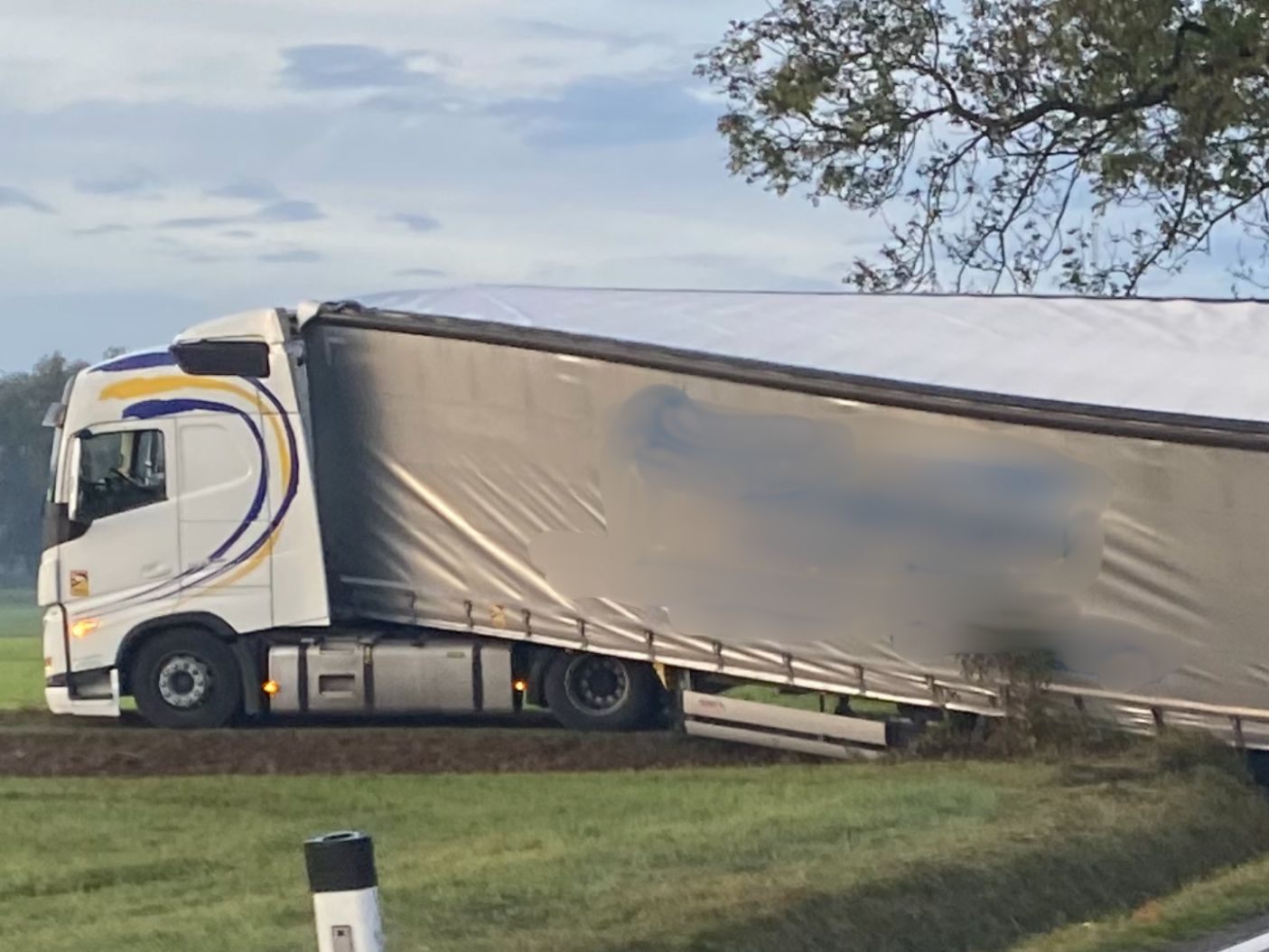 Am Dienstagmorgen kam ein Lkw auf der Senderstraße teilweise in der Wiese zum Stillstand. Am Dienstagmorgen kam ein Lkw auf der Senderstraße teilweise in der Wiese zum Stillstand.