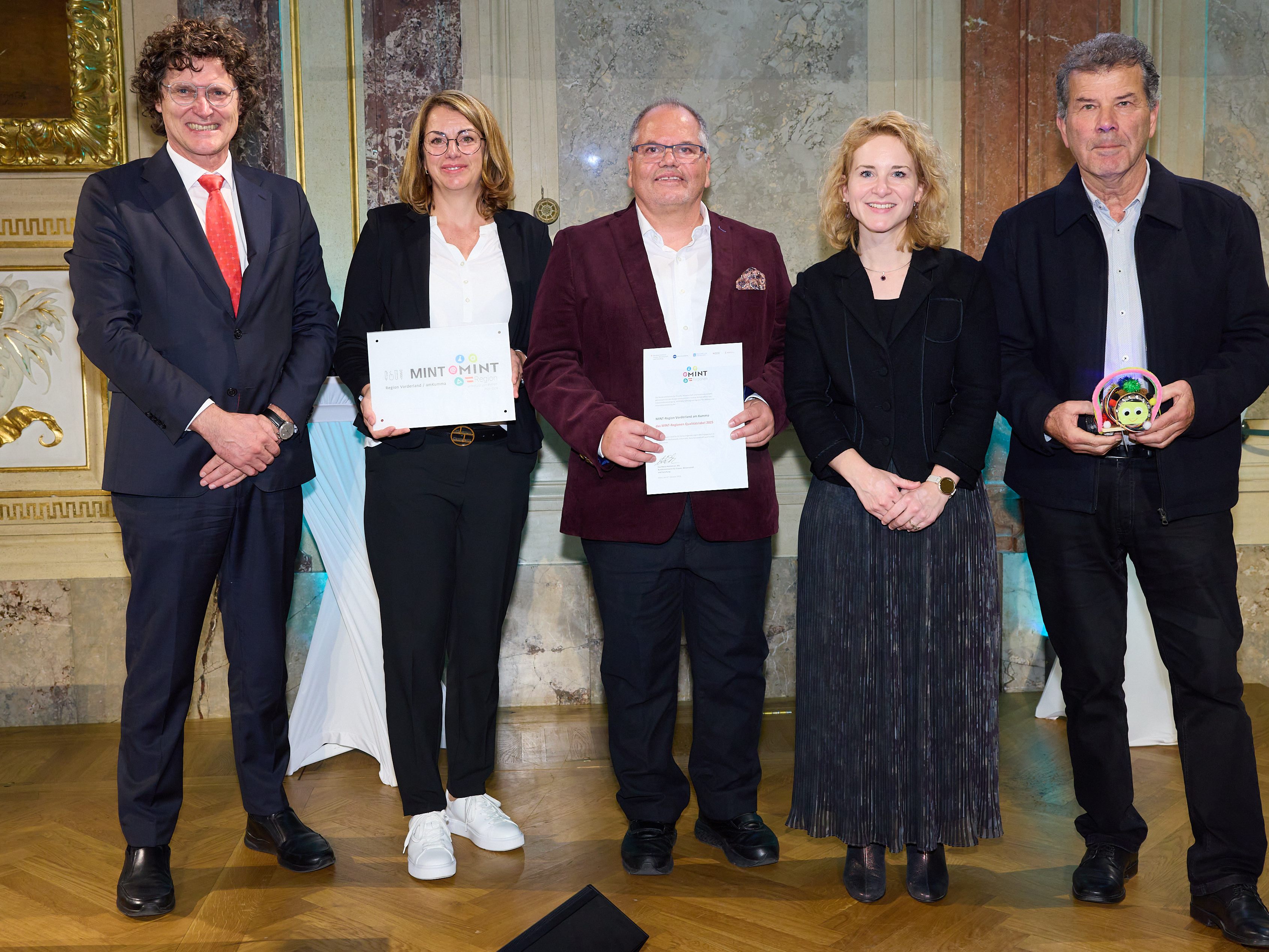 Gerfried Brunner (Geschäftsführer Austria Wirtschaftsservice), Iris Loacker (MINT Vorderland/amKumma, Marktgemeinde Rankweil), Hubert Winkler (MINT Vorderland/amKumma, HTL Rankweil), Eva-Maria Holzleitner (Bundesministerin für Frauen, Wissenschaft und Forschung), Norbert Preg (Koordinator MINT-Region Vorderland/amKumma) Gerfried Brunner (Geschäftsführer Austria Wirtschaftsservice), Iris Loacker (MINT Vorderland/amKumma, Marktgemeinde Rankweil), Hubert Winkler (MINT Vorderland/amKumma, HTL Rankweil), Eva-Maria Holzleitner (Bundesministerin für Frauen, Wissenschaft und Forschung), Norbert Preg (Koordinator MINT-Region Vorderland/amKumma)