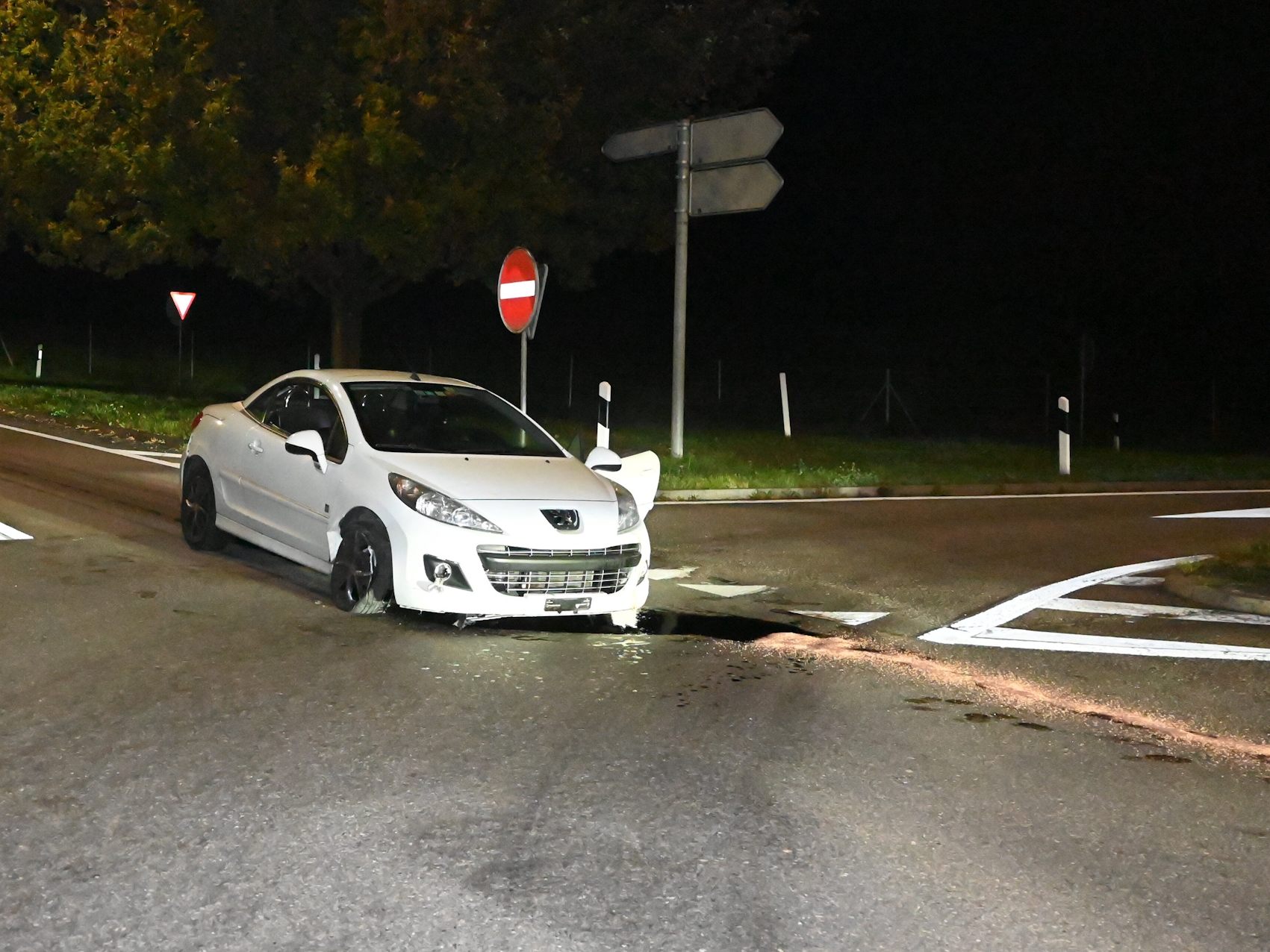 Selbstunfall in der Schweiz: 43-Jähriger kracht über Mittelinsel Selbstunfall in der Schweiz: 43-Jähriger kracht über Mittelinsel