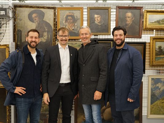 Bürgermeister Simon Tschann, Stadtarchiv Stefan Stachniß, Finanzstadtrat Jimmy Heinzl und Kulturstadtrat Cenk Dogan bei der feierlichen Eröffnung des Museumsdepots