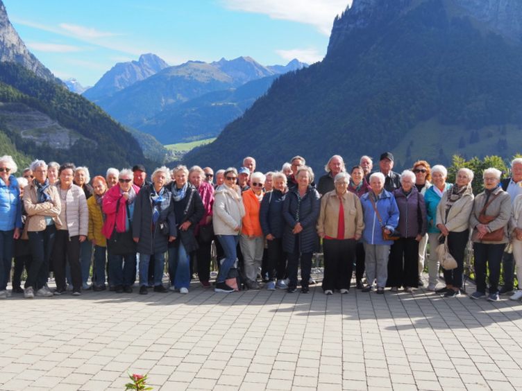 Die Gruppe vor der traumhaften Bergkulisse