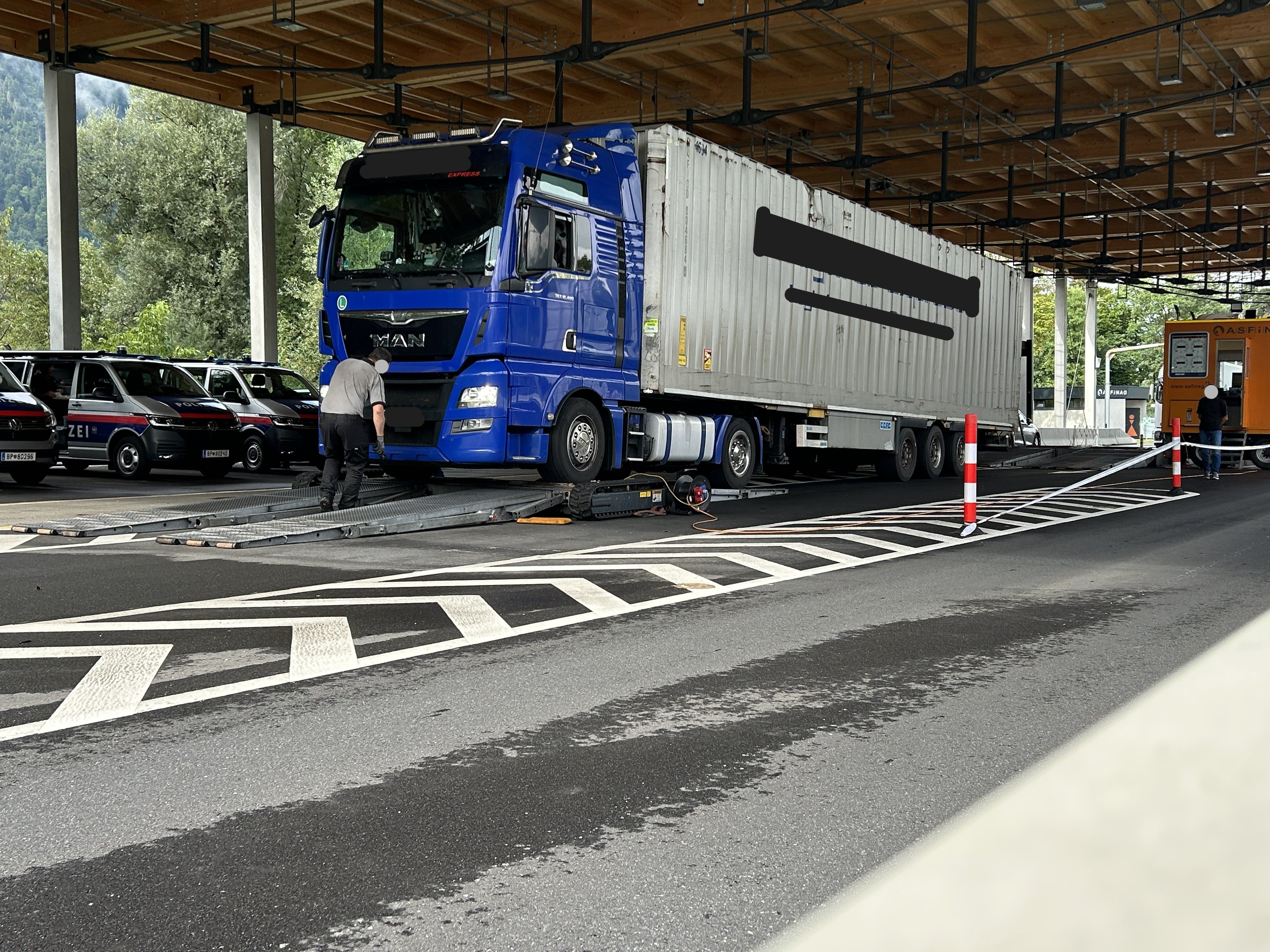 Vorarlberger Polizei stoppt Lkw mit gefährlich defekten Bremsen Vorarlberger Polizei stoppt Lkw mit gefährlich defekten Bremsen