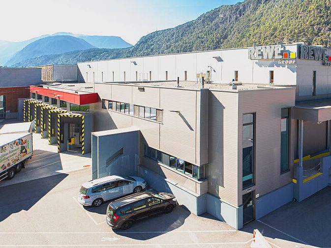 2026 schließt das REWE-Logistikzentrum in Lauterach und übersiedelt nach Stams. 2026 schließt das REWE-Logistikzentrum in Lauterach und übersiedelt nach Stams.