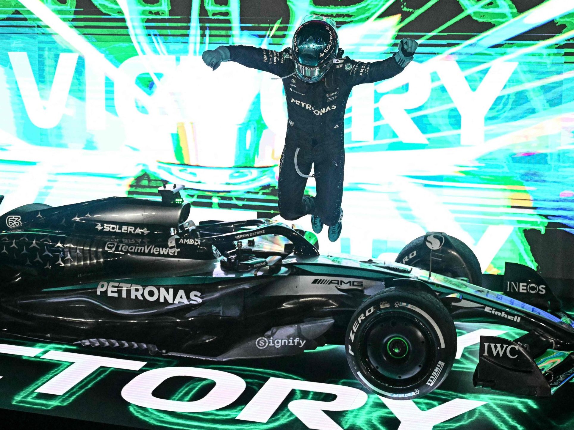 McLaren-Pilot Russell (Bild) gewann vor Verstappen und Norris.
