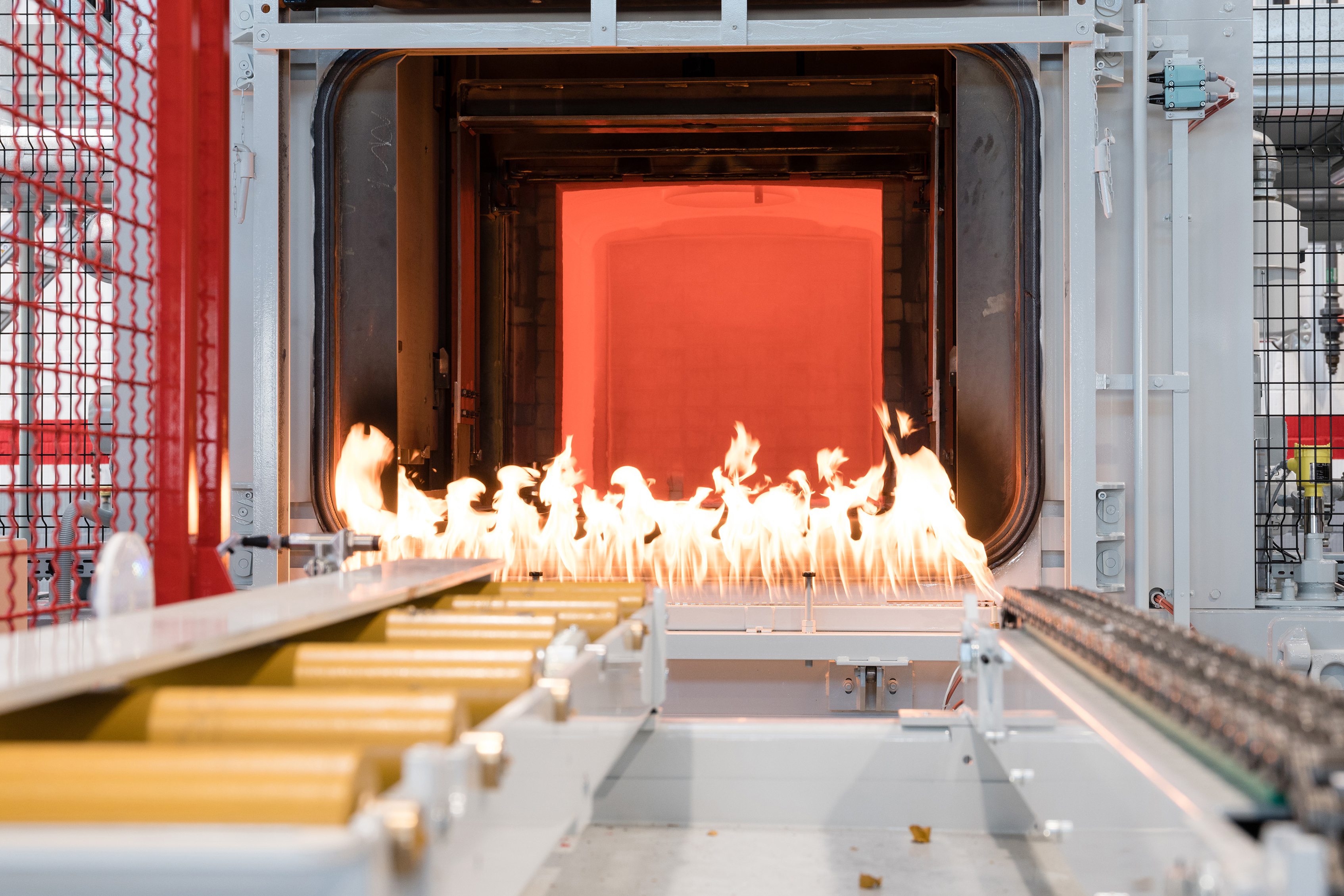 Das Herzstück der Härterei: Ein hybrider Mehrzweck-Kammerofen. Das Herzstück der Härterei: Ein hybrider Mehrzweck-Kammerofen.