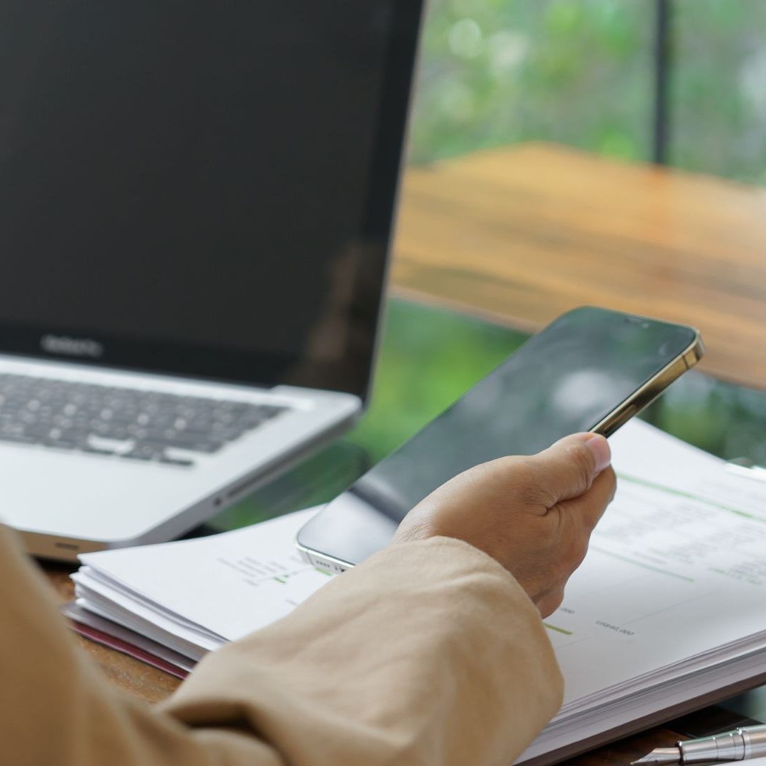 Viele Österreicher sind auch außerhalb der Arbeitszeit am Handy erreichbar.